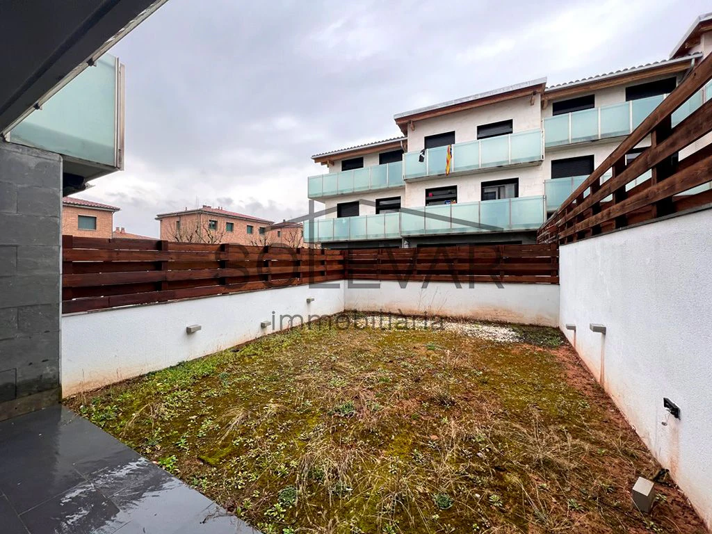 Gran chalet adosado a Tremp - amplio, luminoso y con múltiples espacios exteriores