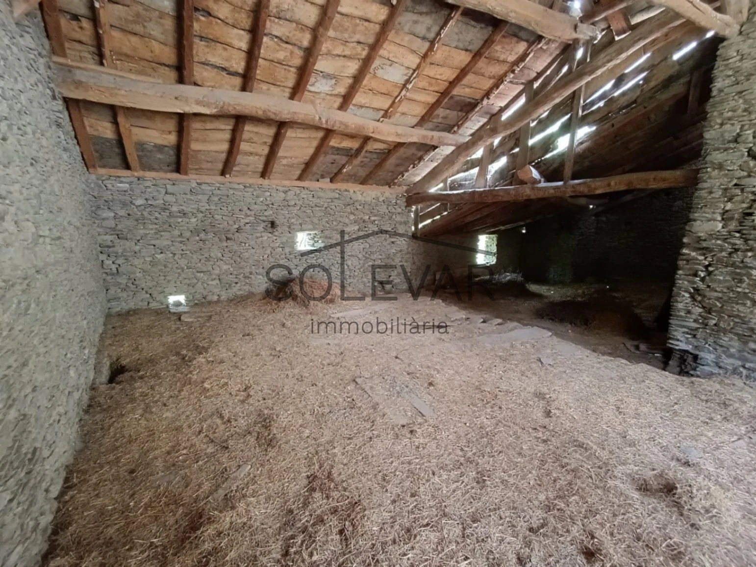 IMPRESIONANTE ANTIGUO PAJAR CON CASA Y TERRENO PARA EDIFICAR