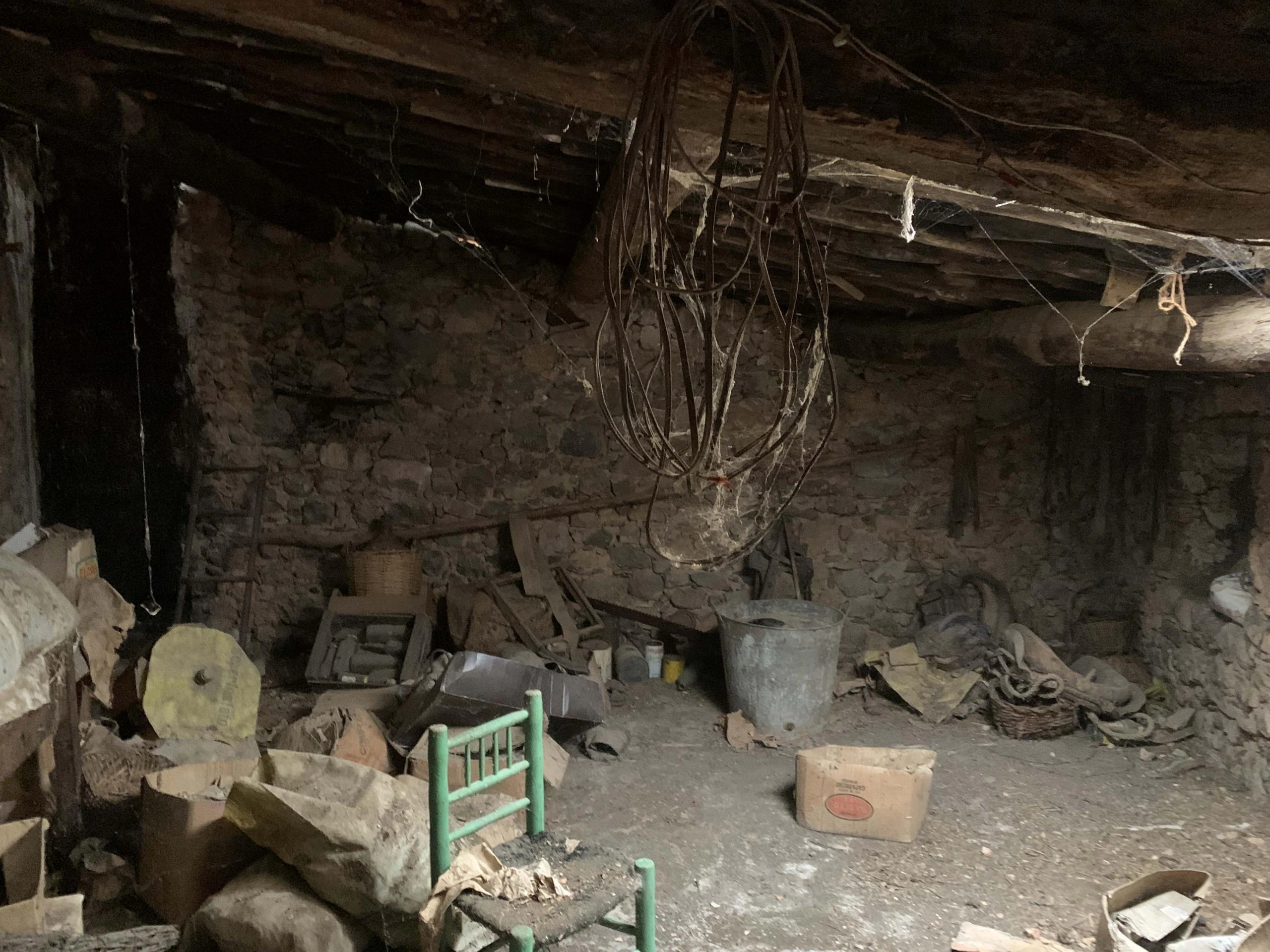 CASA, CUADRA Y CORRAL A LA VENTA EN PESSONADA
