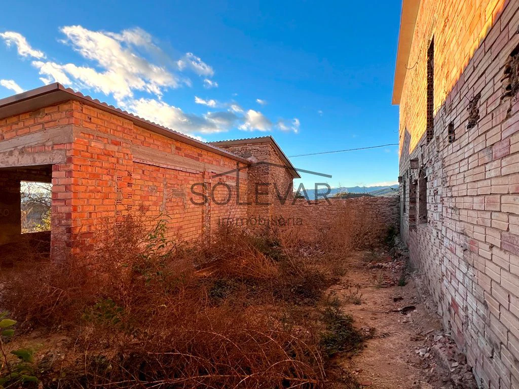 HOUSE TO RENOVATE WITH LARGE RUSTIC LAND IN FIGUEROLA D`ORCAU