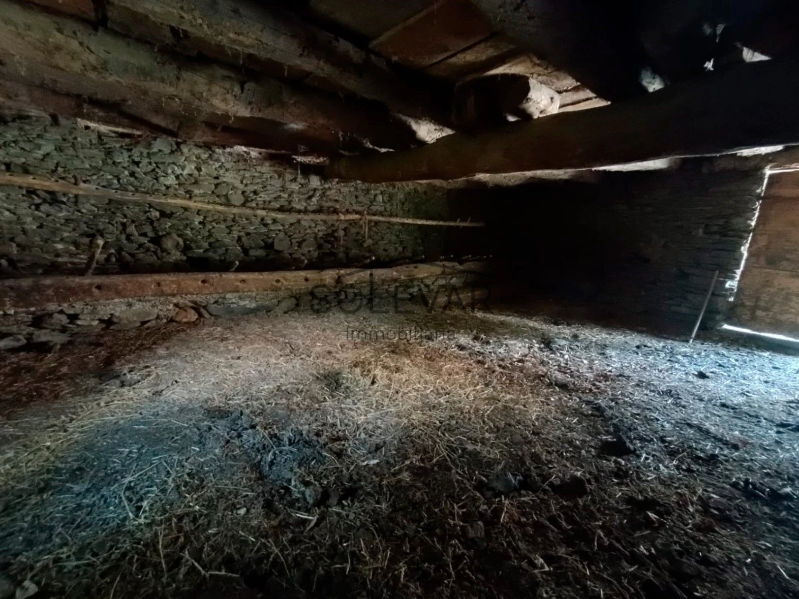 IMPRESIONANTE ANTIGUO PAJAR CON CASA Y TERRENO PARA EDIFICAR