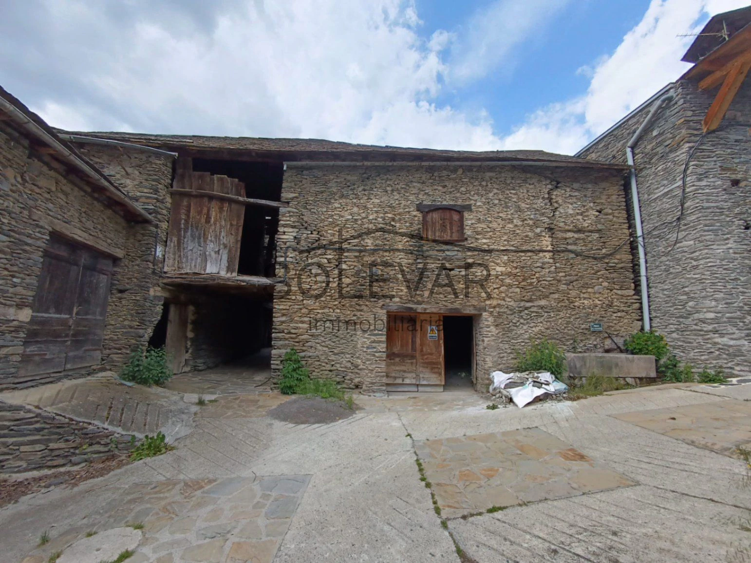 IMPRESIONANTE ANTIGUO PAJAR CON CASA Y TERRENO PARA EDIFICAR