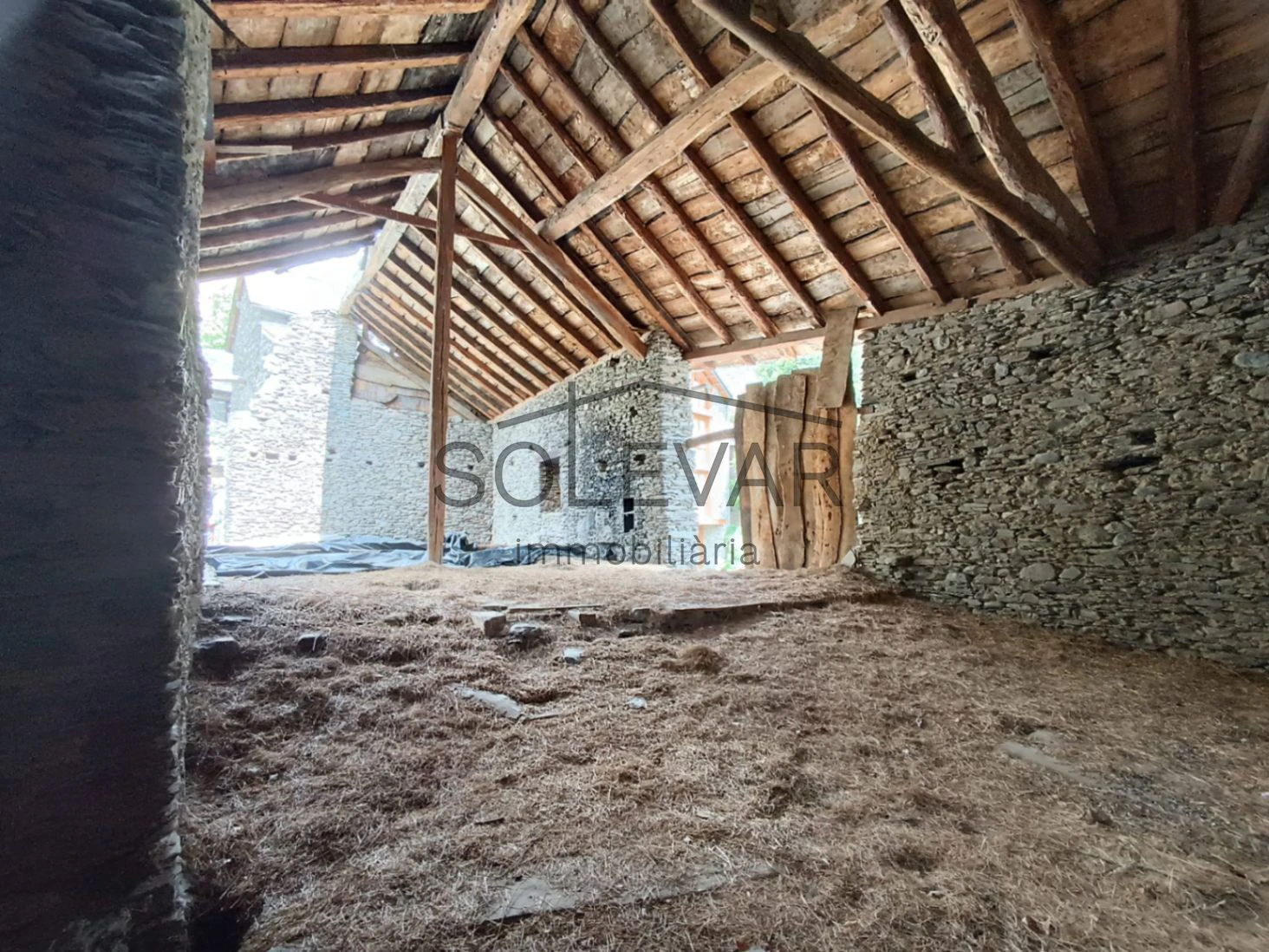 IMPRESIONANTE ANTIGUO PAJAR CON CASA Y TERRENO PARA EDIFICAR