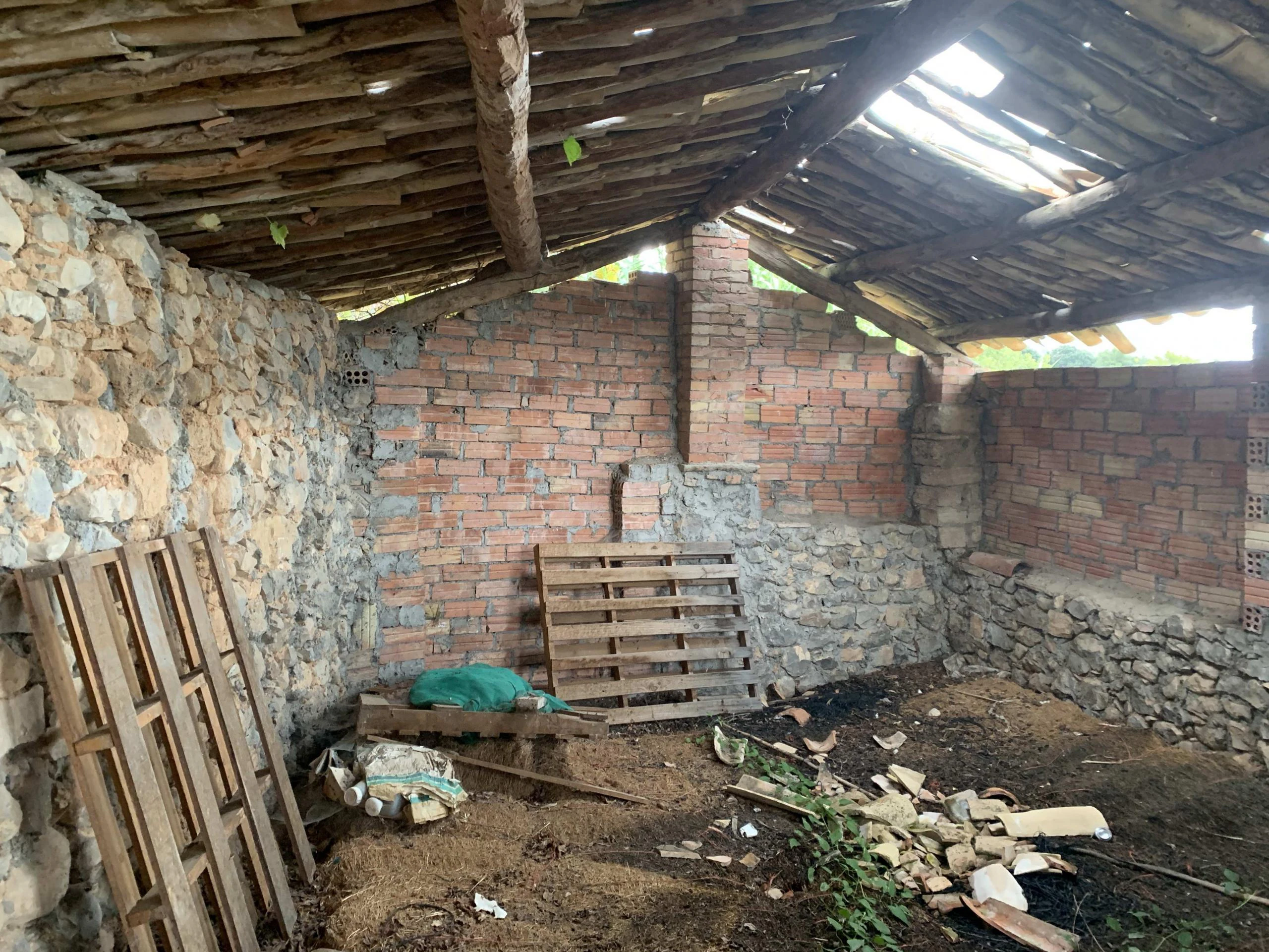 CASA, CUADRA Y CORRAL A LA VENTA EN PESSONADA