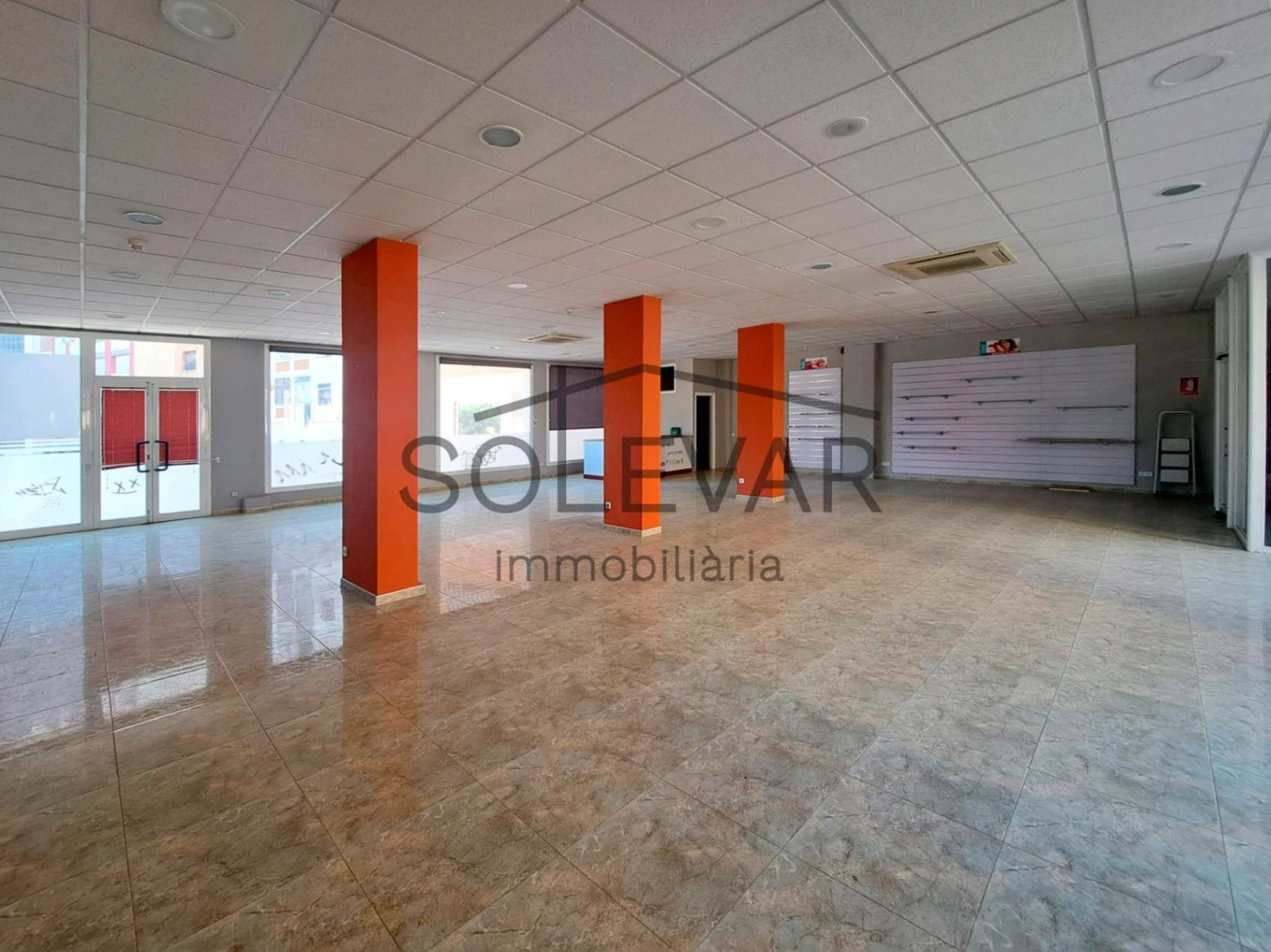 GRAN LOCAL COMERCIAL EN EL CENTRO DE TREMP