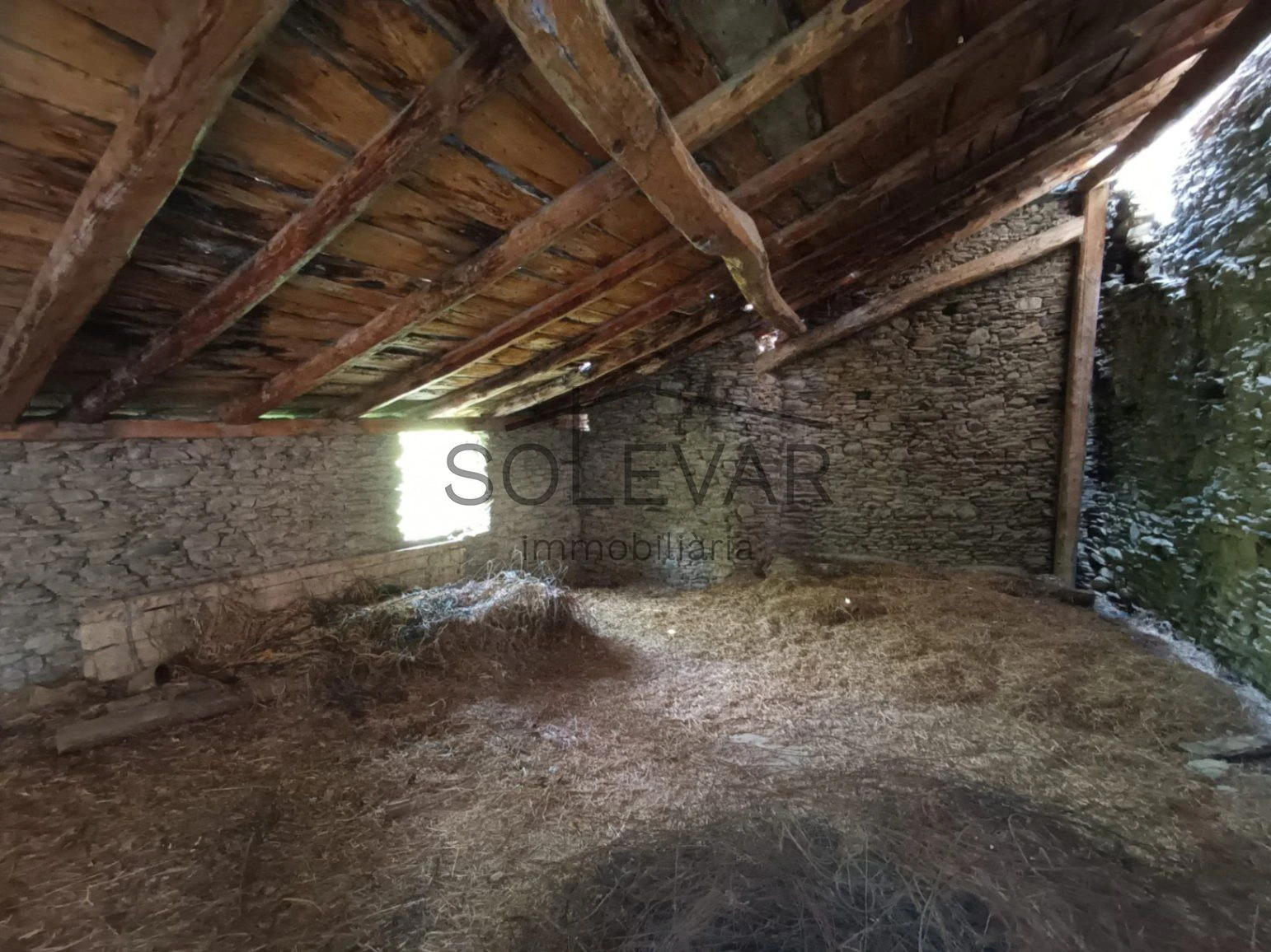 IMPRESIONANTE ANTIGUO PAJAR CON CASA Y TERRENO PARA EDIFICAR
