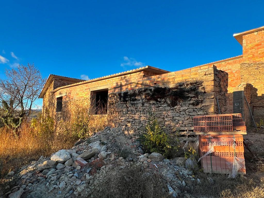HOUSE TO RENOVATE WITH LARGE RUSTIC LAND IN FIGUEROLA D`ORCAU