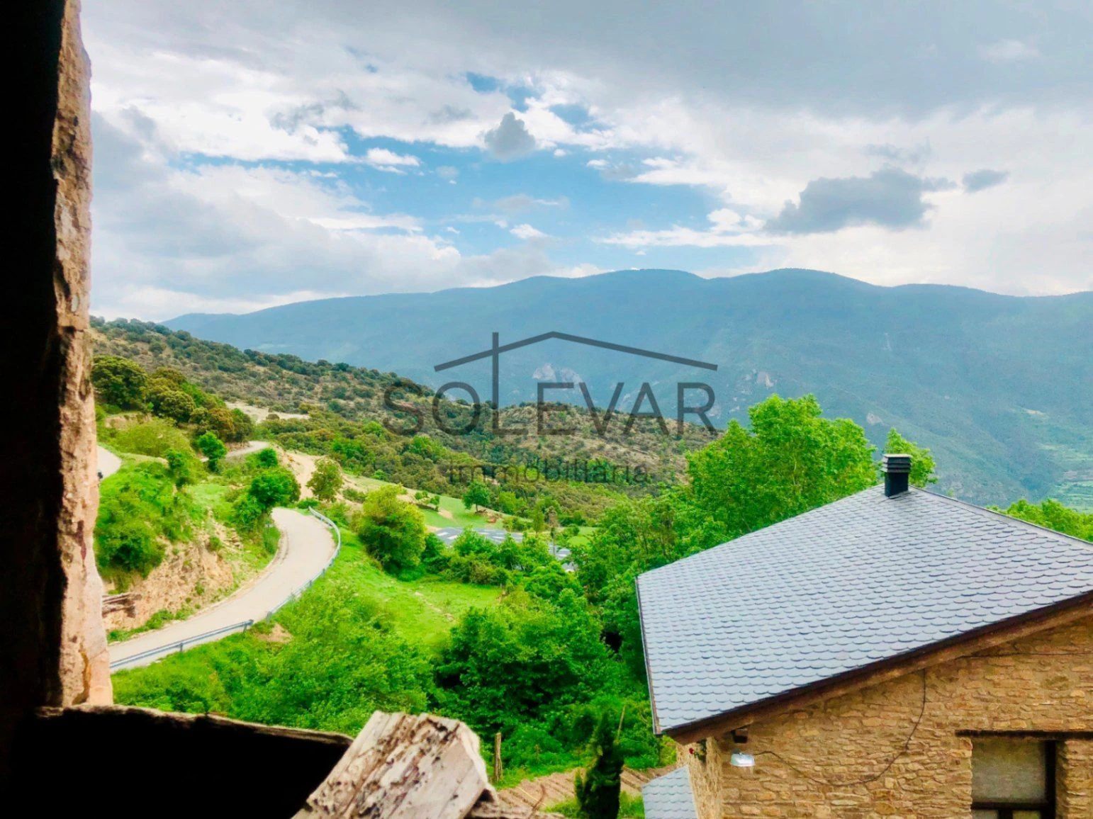GRAN PAJAR CON EXCELENTES VISTAS EN SORIGUERA