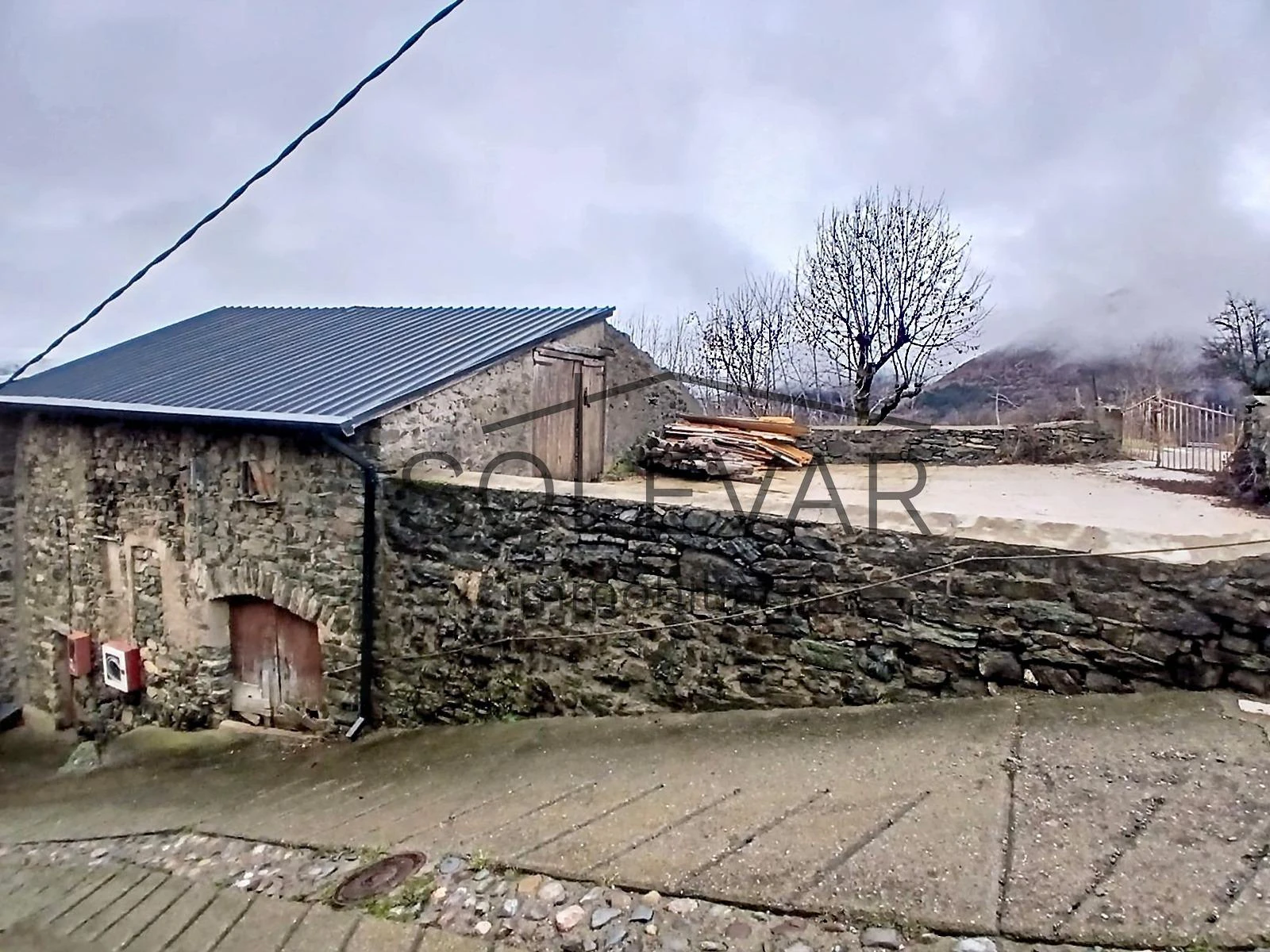 GRAN CASA A REFORMAR CON VISTAS ESPECTACULARES EN MONTROS