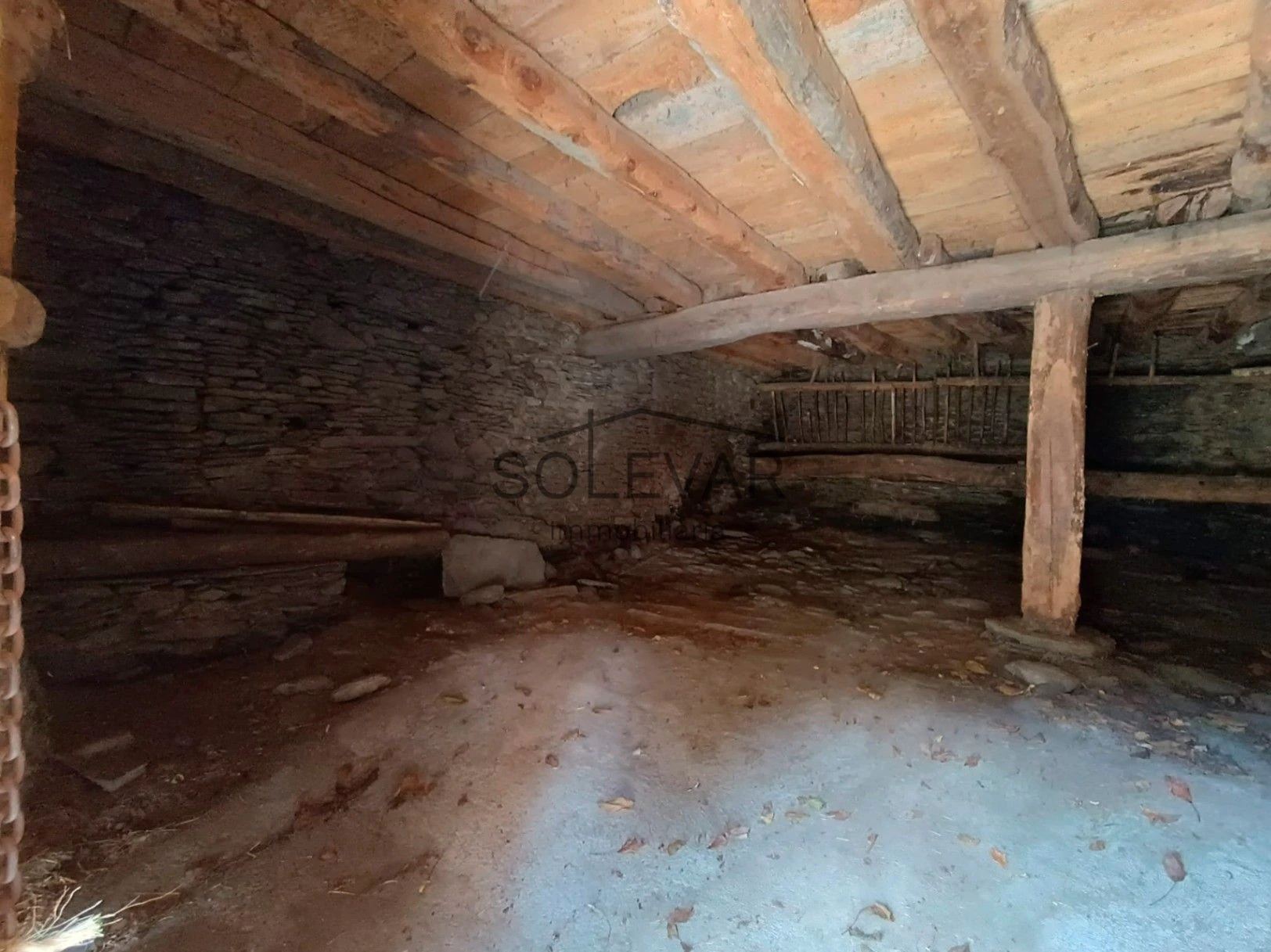 IMPRESIONANTE ANTIGUO PAJAR CON CASA Y TERRENO PARA EDIFICAR