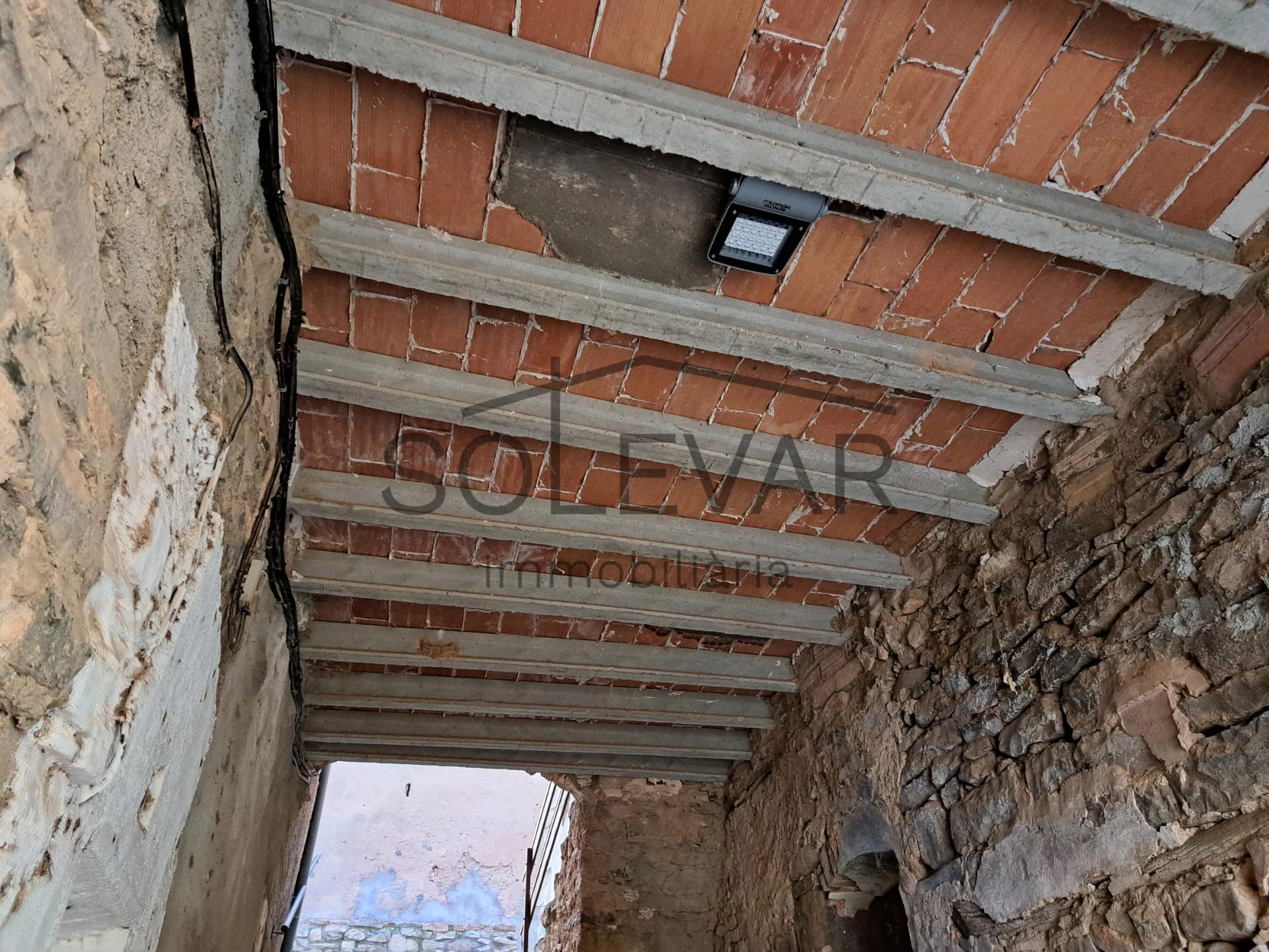 CASA CON TERRAZA EN SUTERRANYA