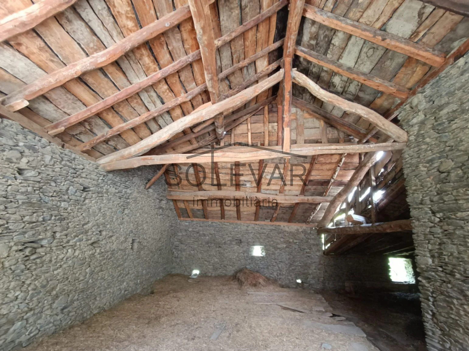 IMPRESIONANTE ANTIGUO PAJAR CON CASA Y TERRENO PARA EDIFICAR