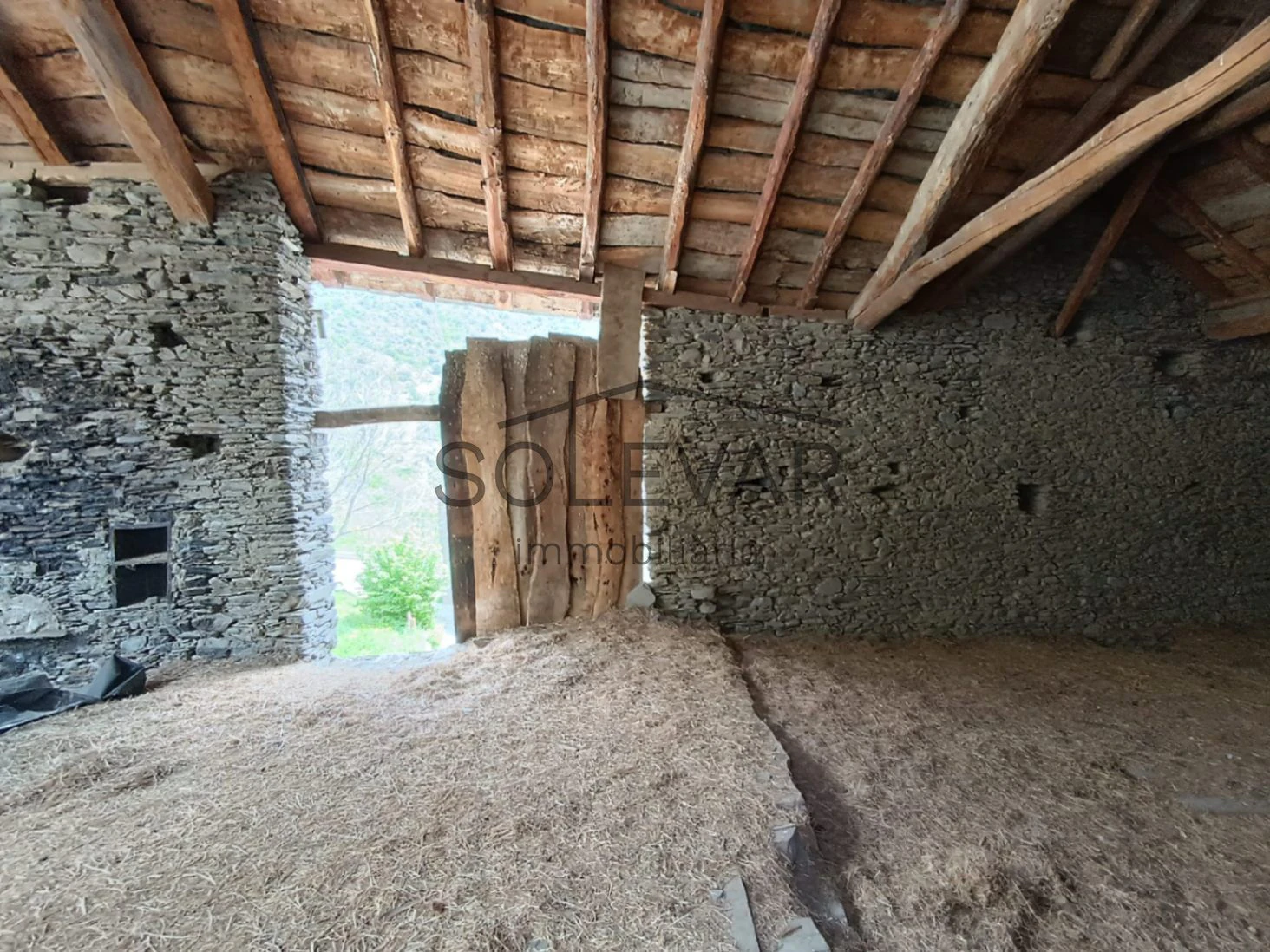 IMPRESIONANTE ANTIGUO PAJAR CON CASA Y TERRENO PARA EDIFICAR