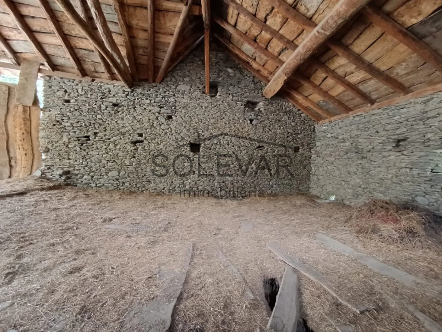 IMPRESIONANTE ANTIGUO PAJAR CON CASA Y TERRENO PARA EDIFICAR