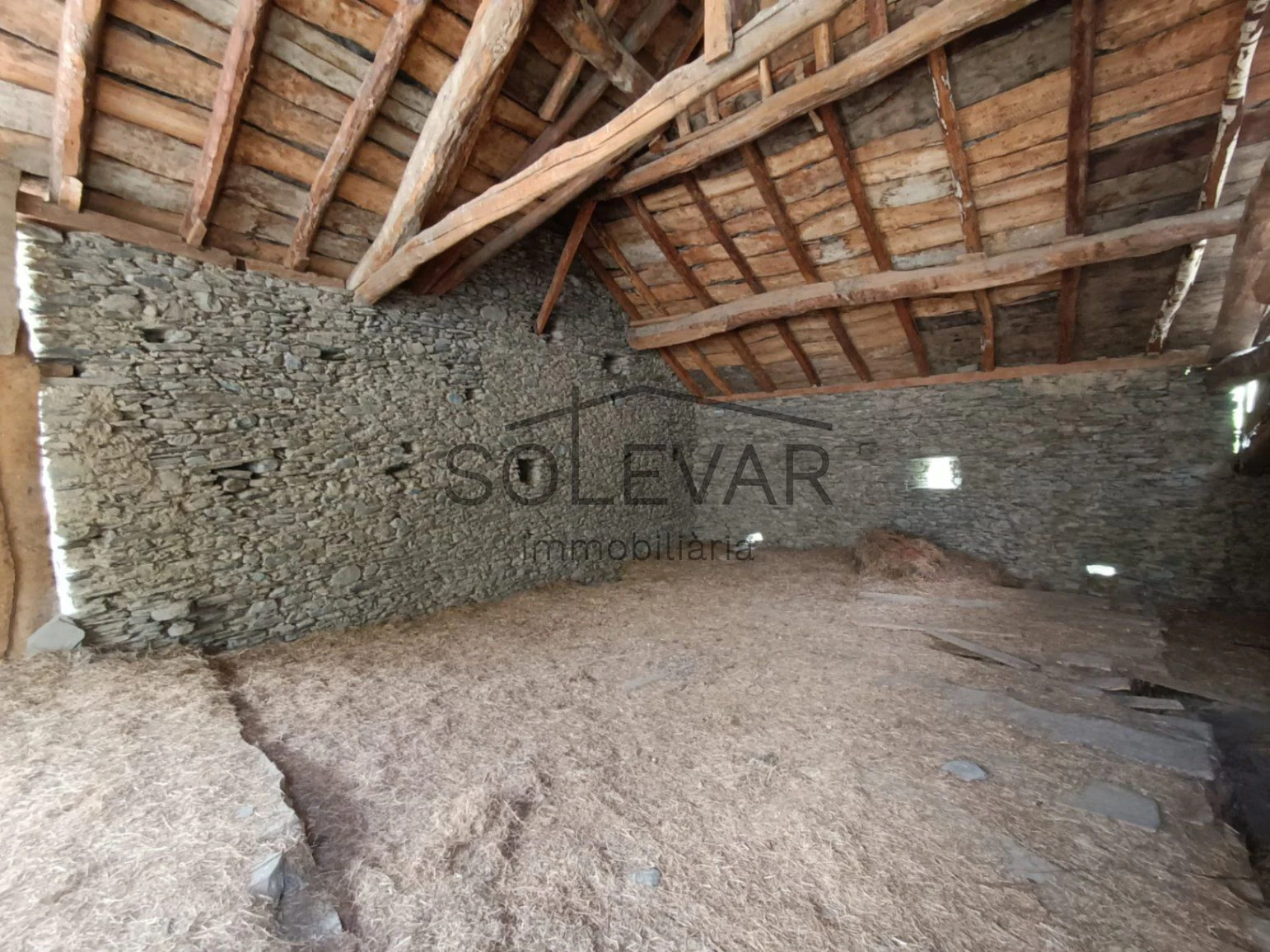 IMPRESIONANTE ANTIGUO PAJAR CON CASA Y TERRENO PARA EDIFICAR
