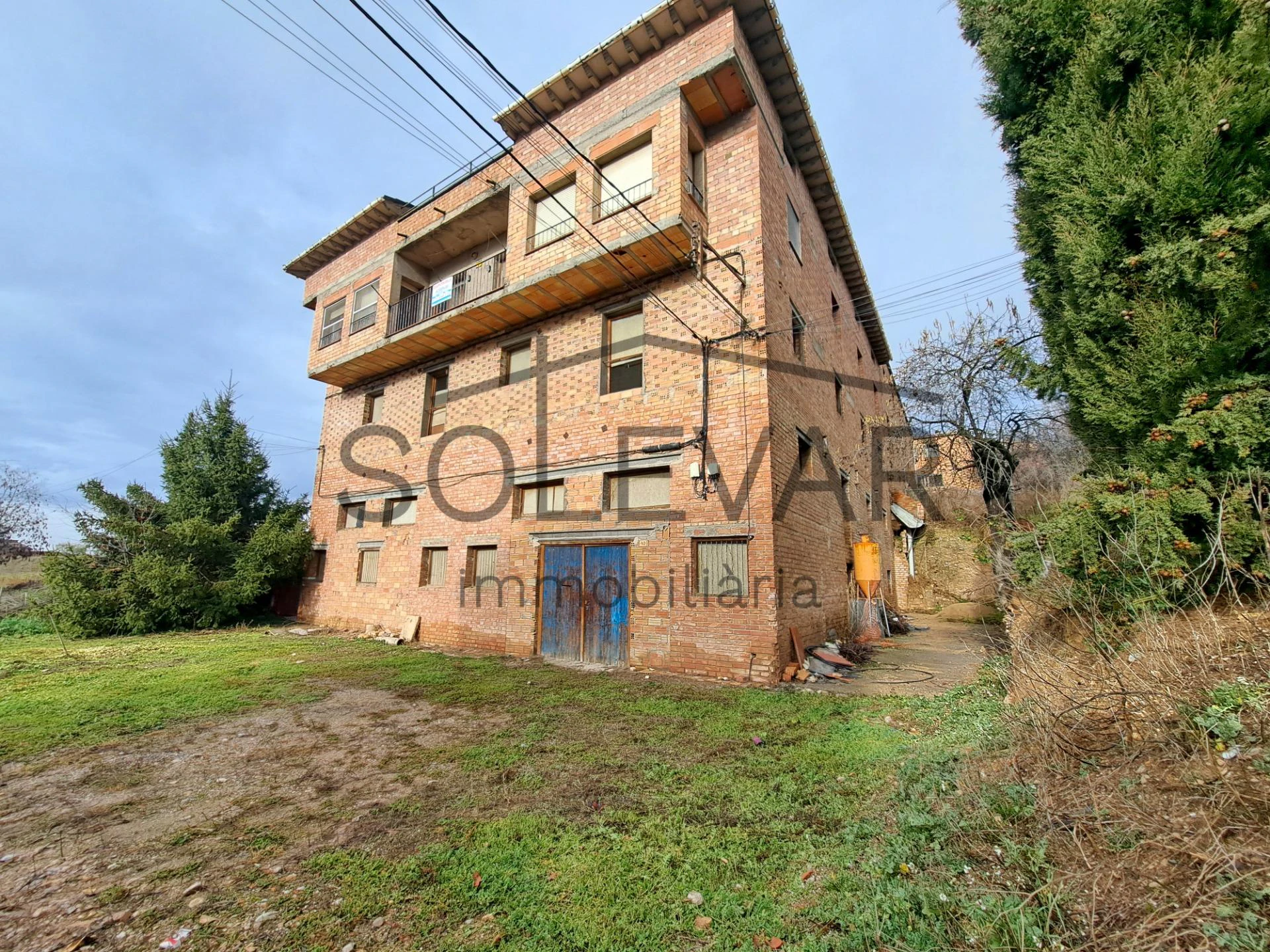 EDIFICACIÓN DE 2.000 m² EN ZONA URBANA DE ISONA