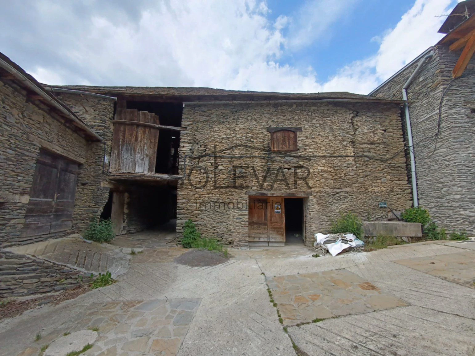 IMPRESIONANTE ANTIGUO PAJAR CON CASA Y TERRENO PARA EDIFICAR