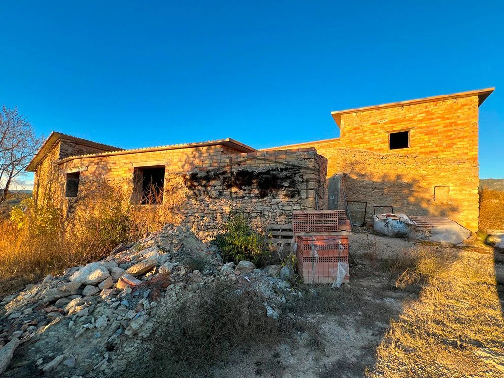 HOUSE TO RENOVATE WITH LARGE RUSTIC LAND IN FIGUEROLA D`ORCAU