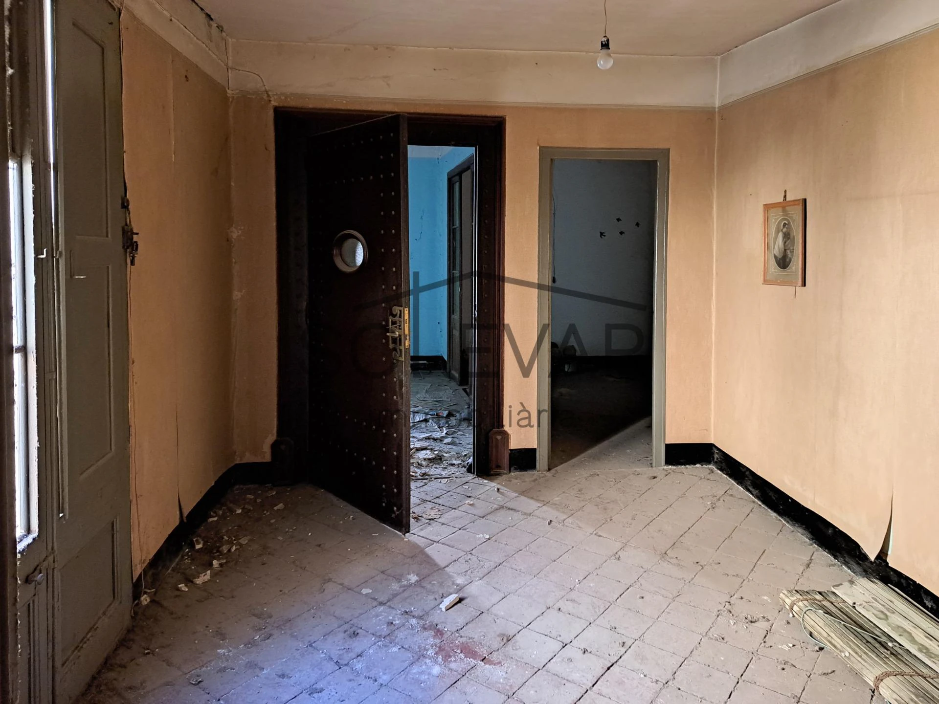 HOUSE WITH GREAT POTENTIAL IN THE OLD TOWN OF TREMP