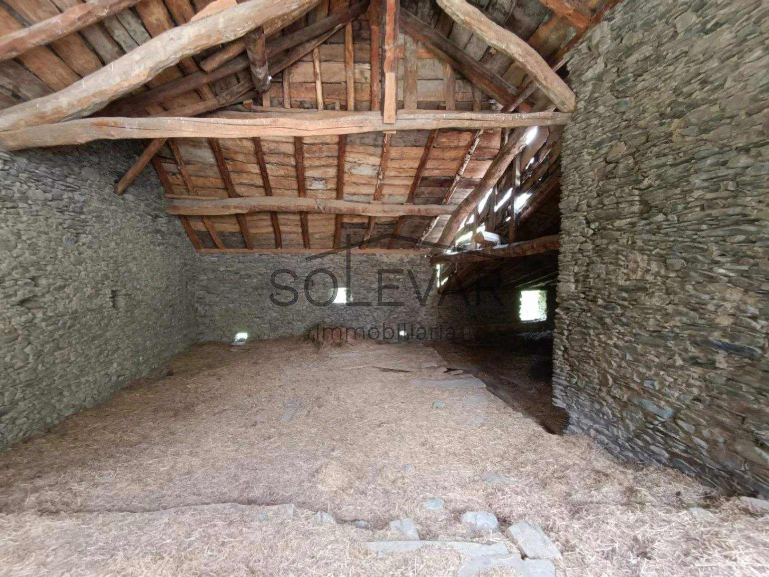 IMPRESIONANTE ANTIGUO PAJAR CON CASA Y TERRENO PARA EDIFICAR