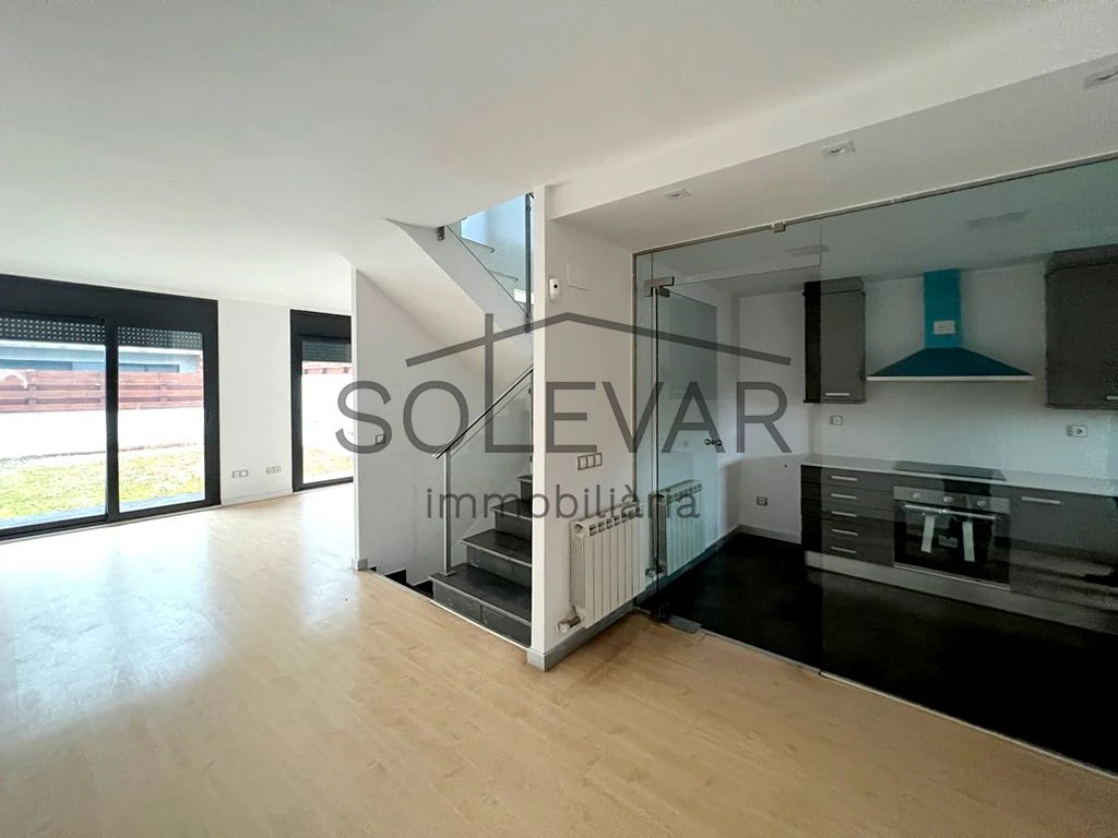 Gran chalet adosado a Tremp - amplio, luminoso y con múltiples espacios exteriores