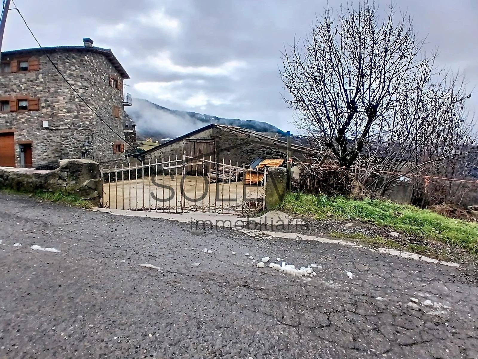 GRAN CASA A REFORMAR CON VISTAS ESPECTACULARES EN MONTROS