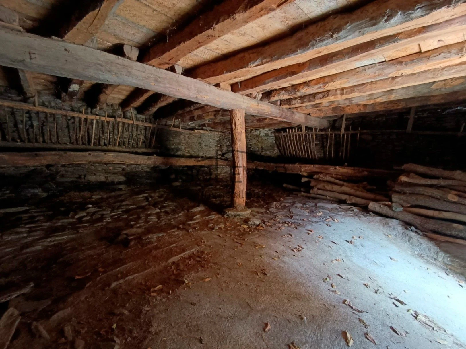 IMPRESIONANTE ANTIGUO PAJAR CON CASA Y TERRENO PARA EDIFICAR