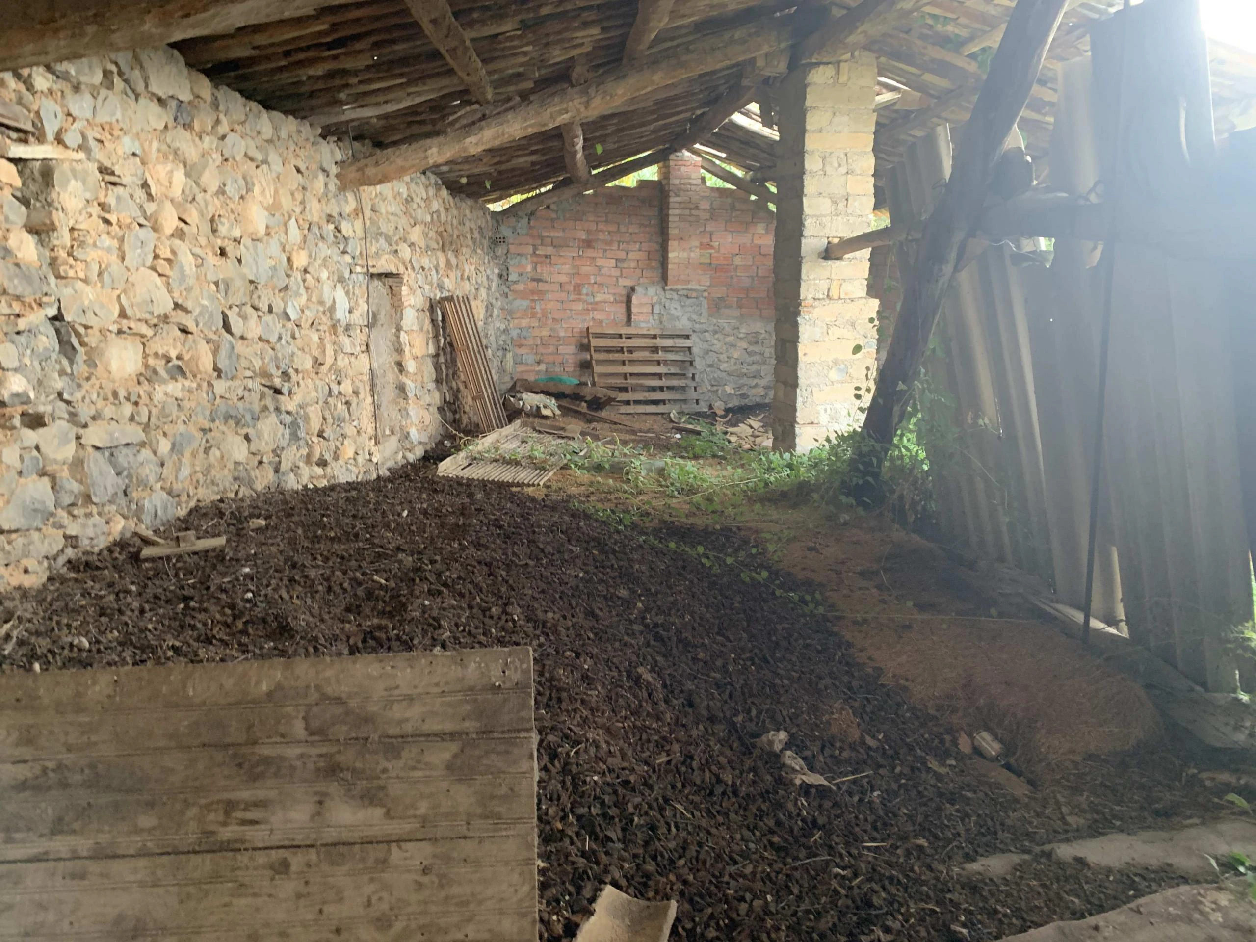 CASA, CUADRA Y CORRAL A LA VENTA EN PESSONADA