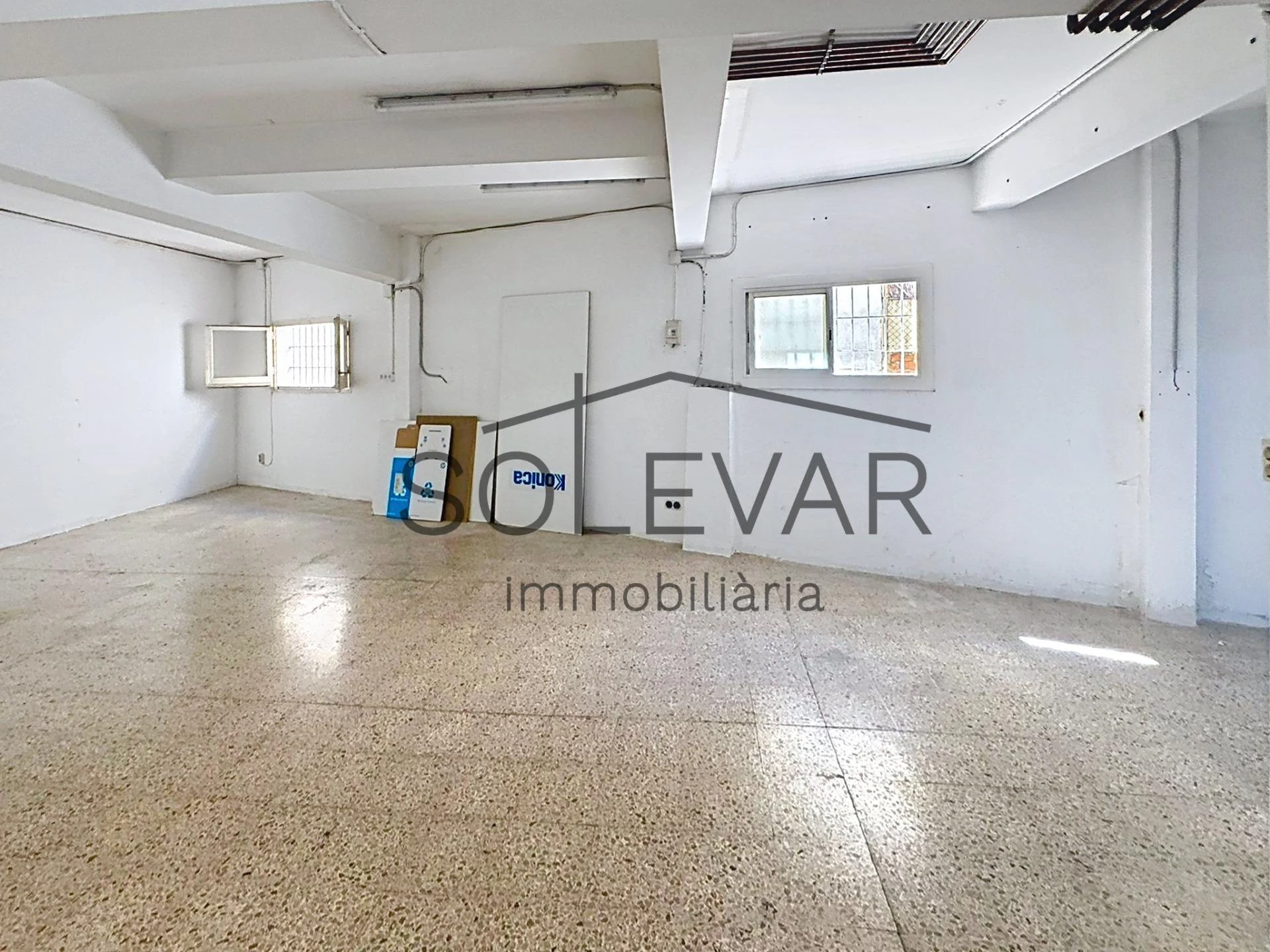 LOCAL DE 240 M² A PIE DE CALLE EN LES CORTS (BARCELONA)