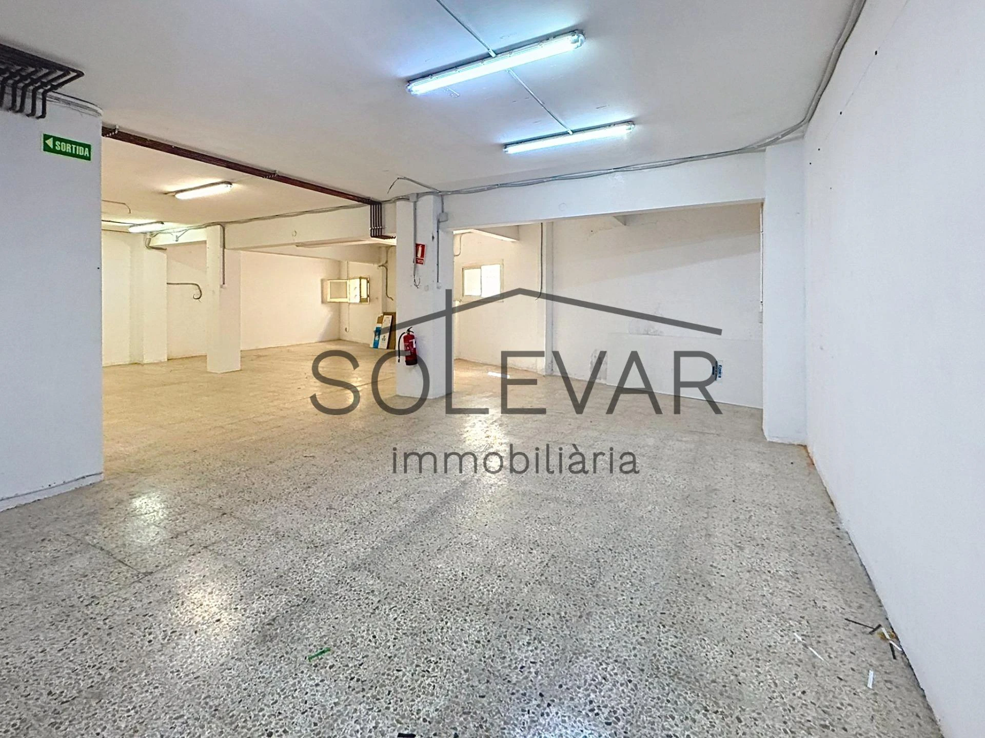 LOCAL DE 240 M² A PIE DE CALLE EN LES CORTS (BARCELONA)
