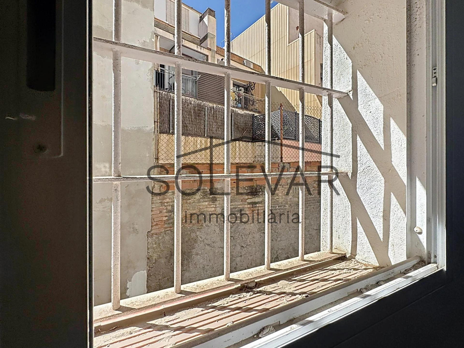 LOCAL DE 240 M² A PIE DE CALLE EN LES CORTS (BARCELONA)
