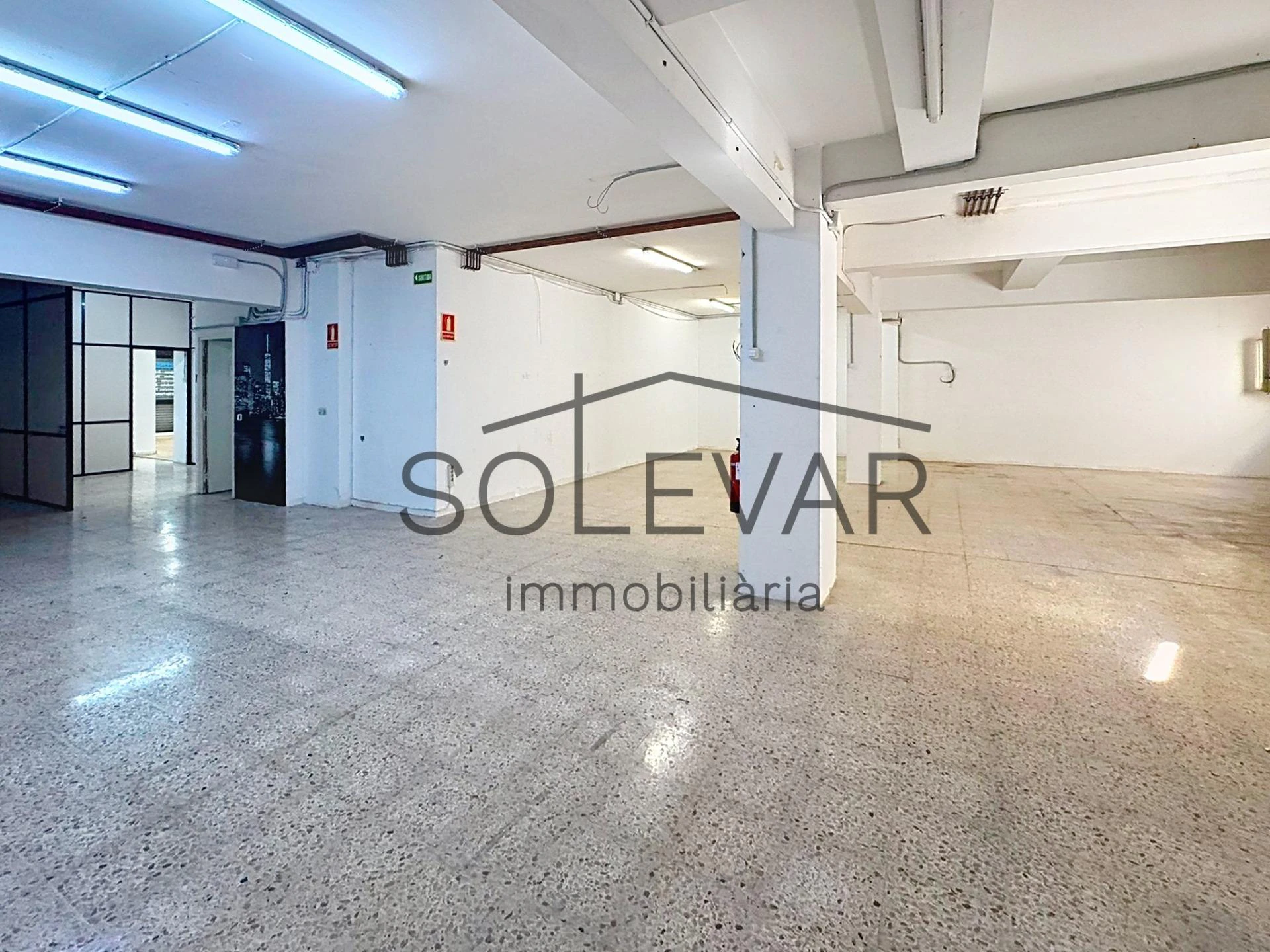 LOCAL DE 240 M² A PIE DE CALLE EN LES CORTS (BARCELONA)