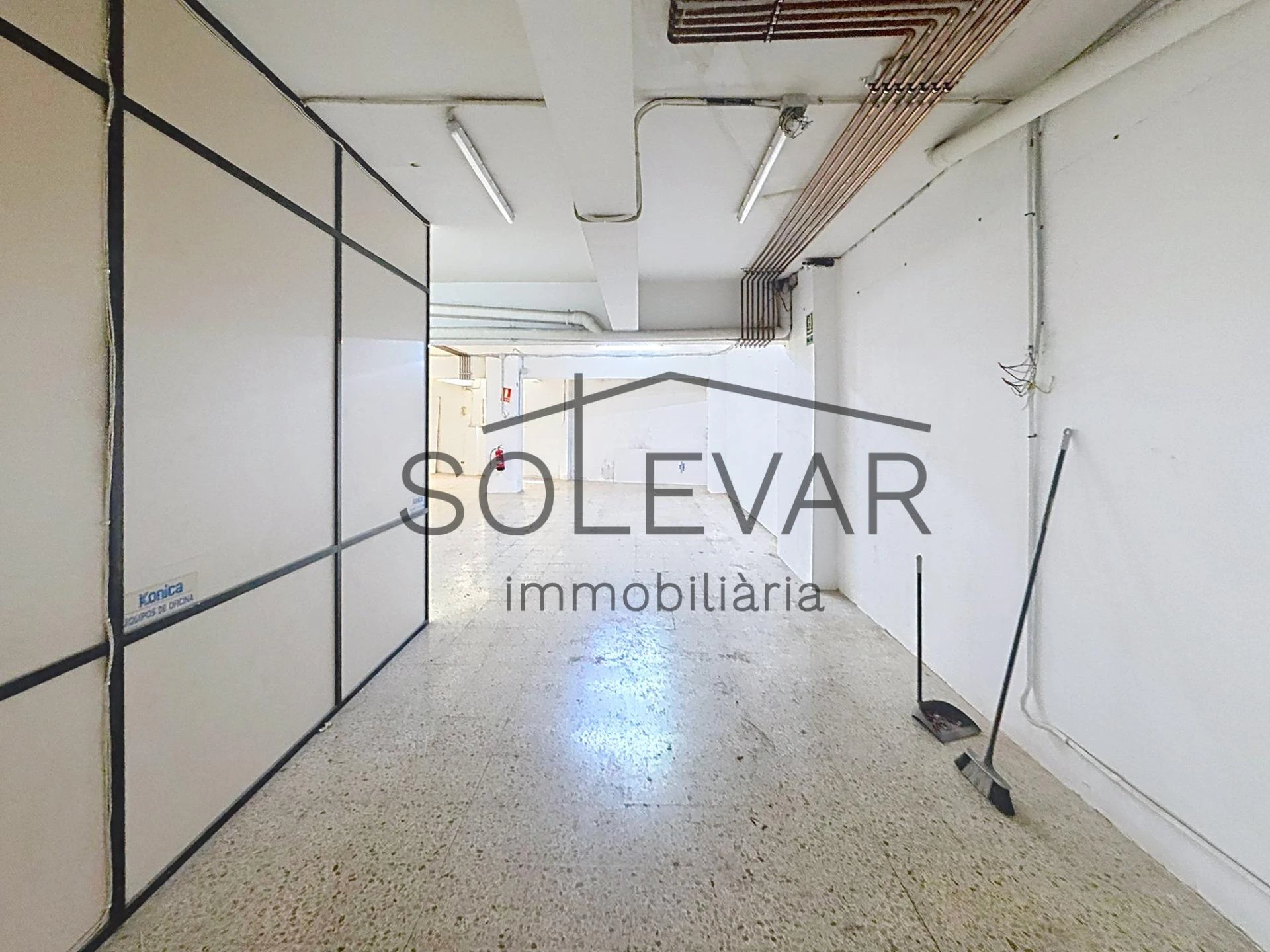 LOCAL DE 240 M² A PIE DE CALLE EN LES CORTS (BARCELONA)