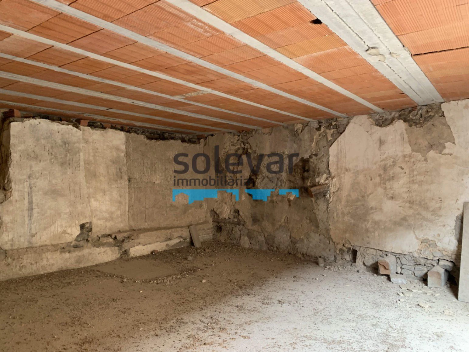CASA A REFORMAR EN ISONA