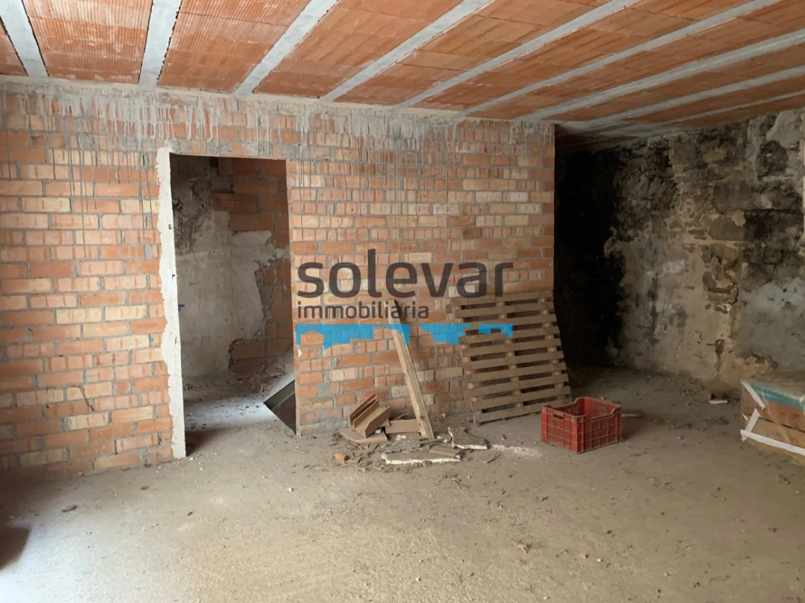 CASA A REFORMAR EN ISONA