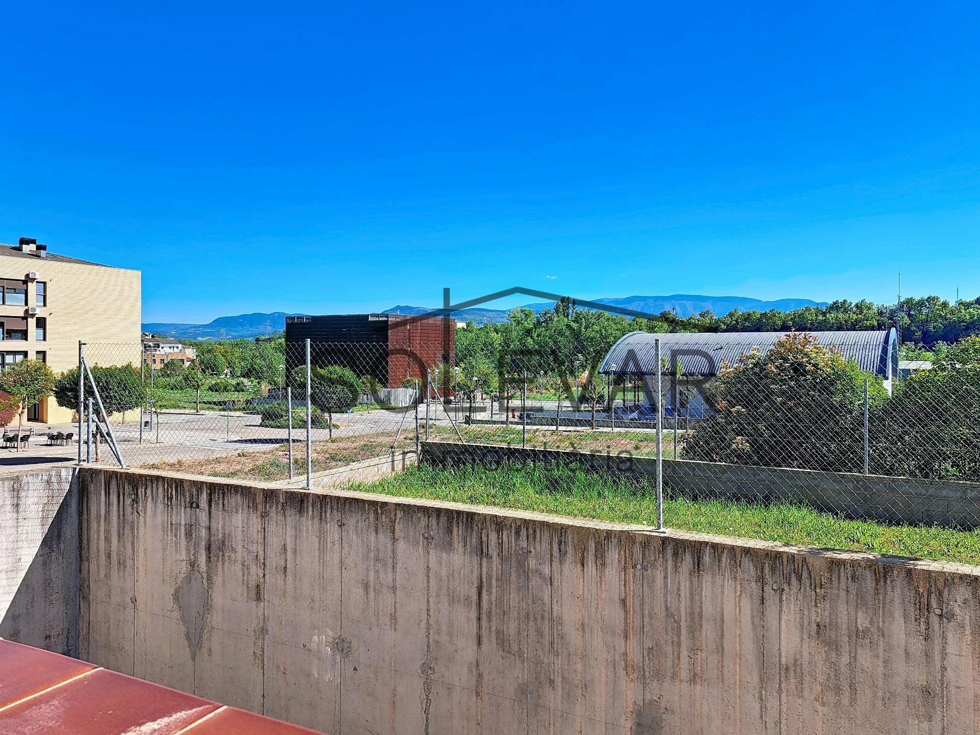 ACOGEDOR PISO EN TREMP CON TERRAZA Y VISTAS A LA MONTAÑA / VPO