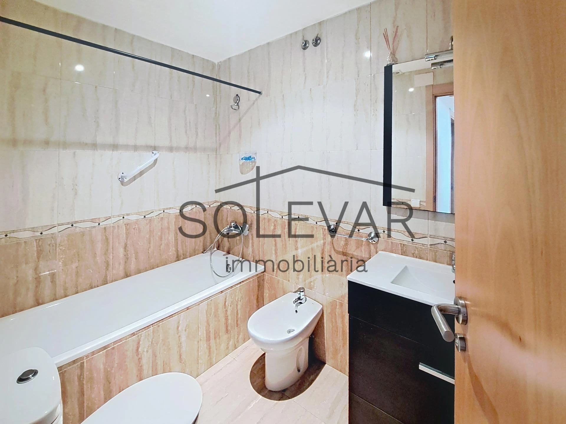 ACOGEDOR PISO EN TREMP CON TERRAZA Y VISTAS A LA MONTAÑA / VPO