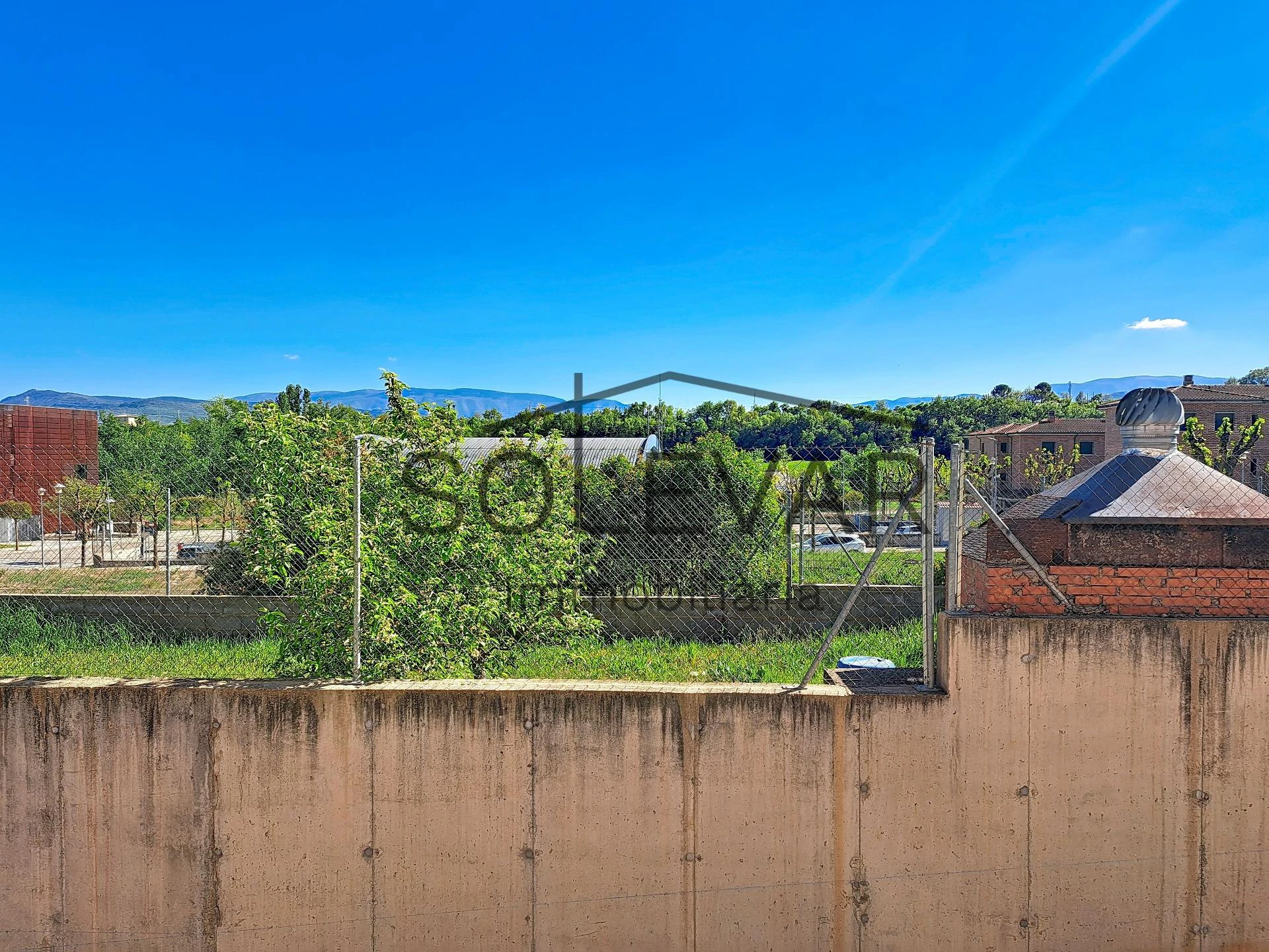 ACOGEDOR PISO EN TREMP CON TERRAZA Y VISTAS A LA MONTAÑA / VPO