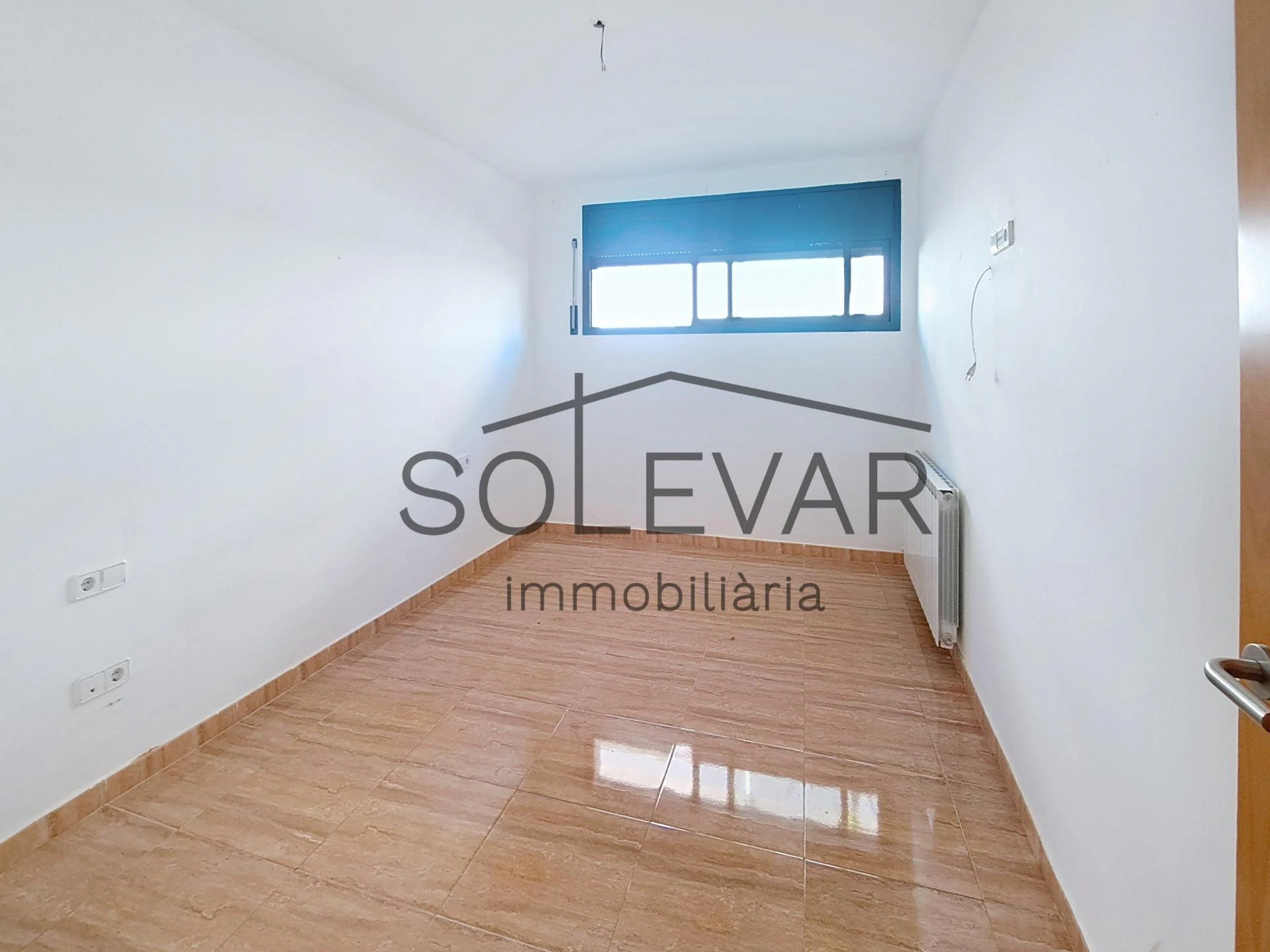 ACOGEDOR PISO EN TREMP CON TERRAZA Y VISTAS A LA MONTAÑA / VPO