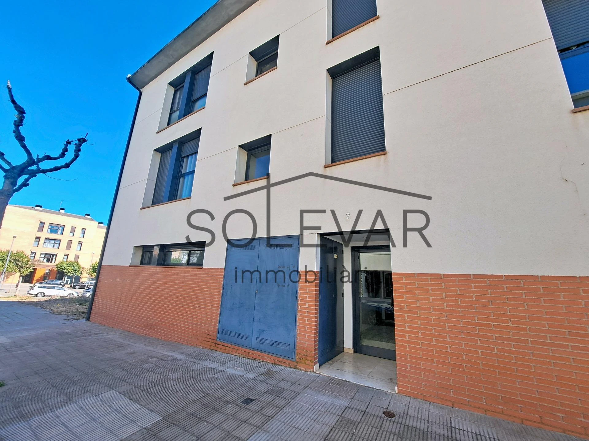 ACOGEDOR PISO EN TREMP CON TERRAZA Y VISTAS A LA MONTAÑA / VPO