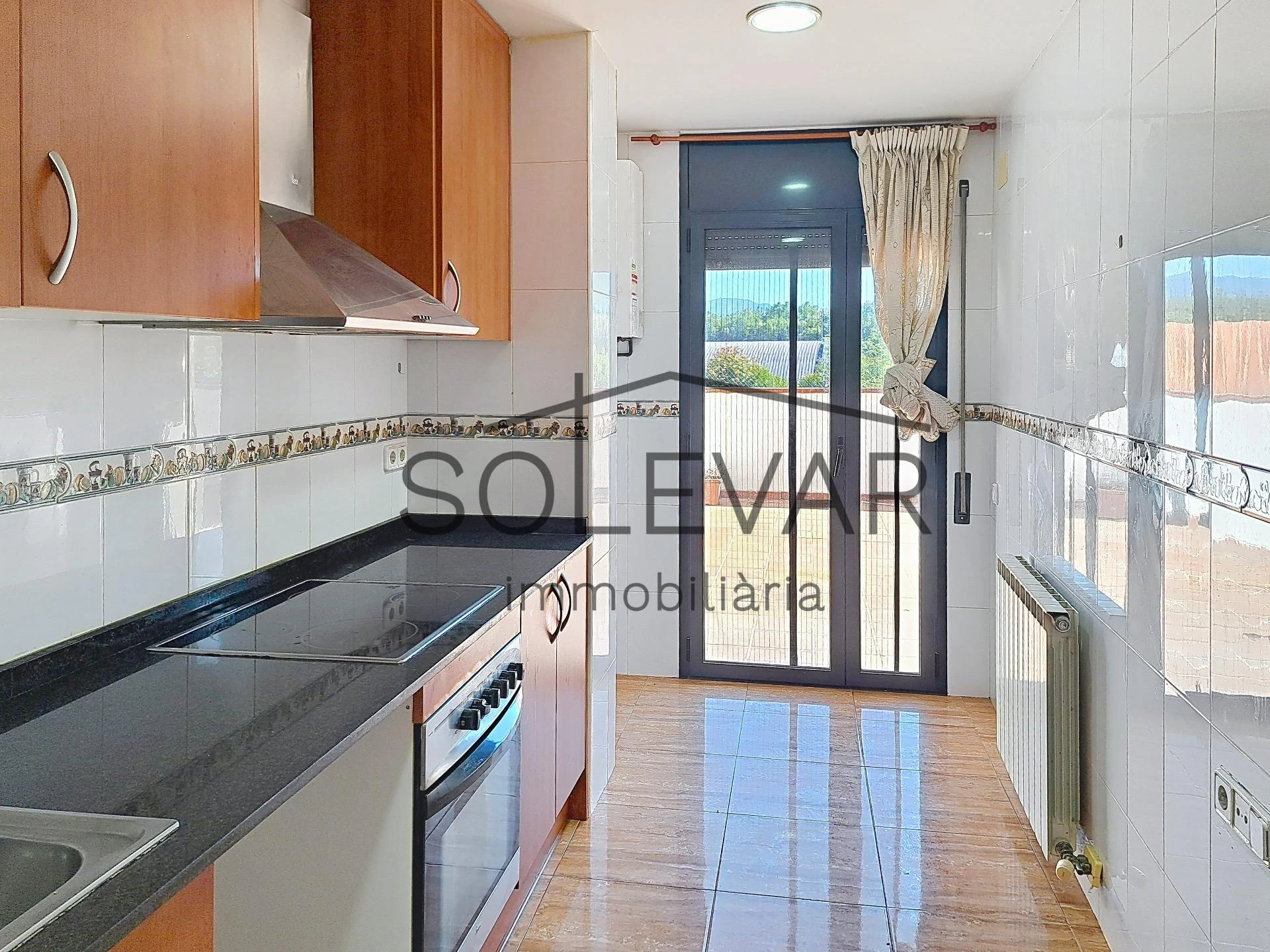 ACOGEDOR PISO EN TREMP CON TERRAZA Y VISTAS A LA MONTAÑA / VPO