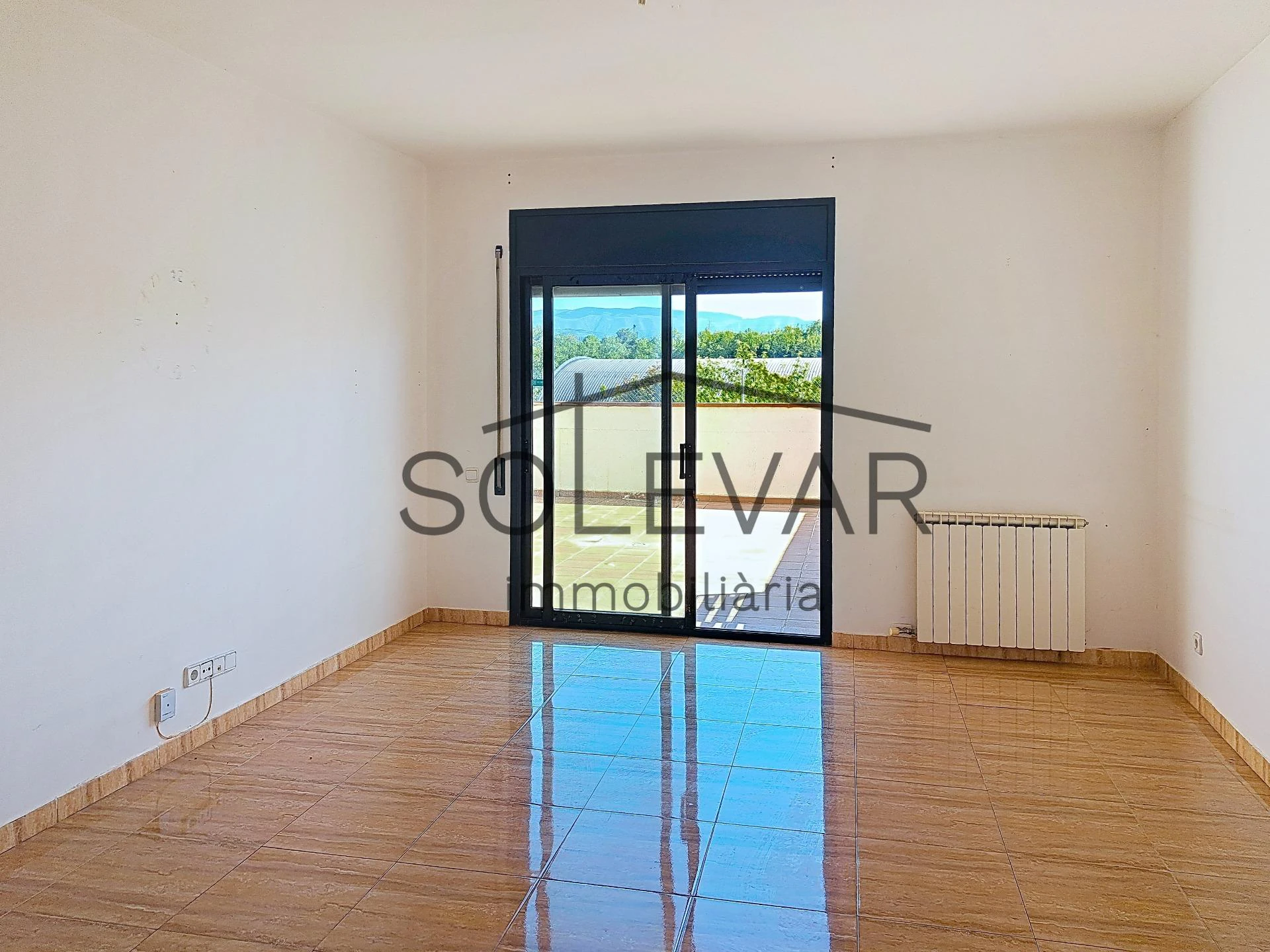 ACOGEDOR PISO EN TREMP CON TERRAZA Y VISTAS A LA MONTAÑA / VPO