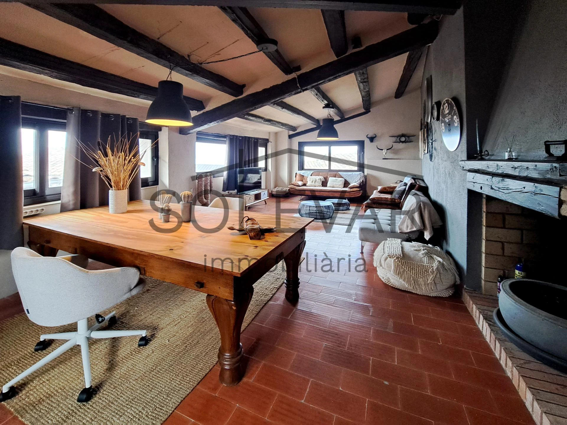 CASA UNIFAMILIAR CON ENCANTO Y AUTOSUFICIENTE EN TALARN
