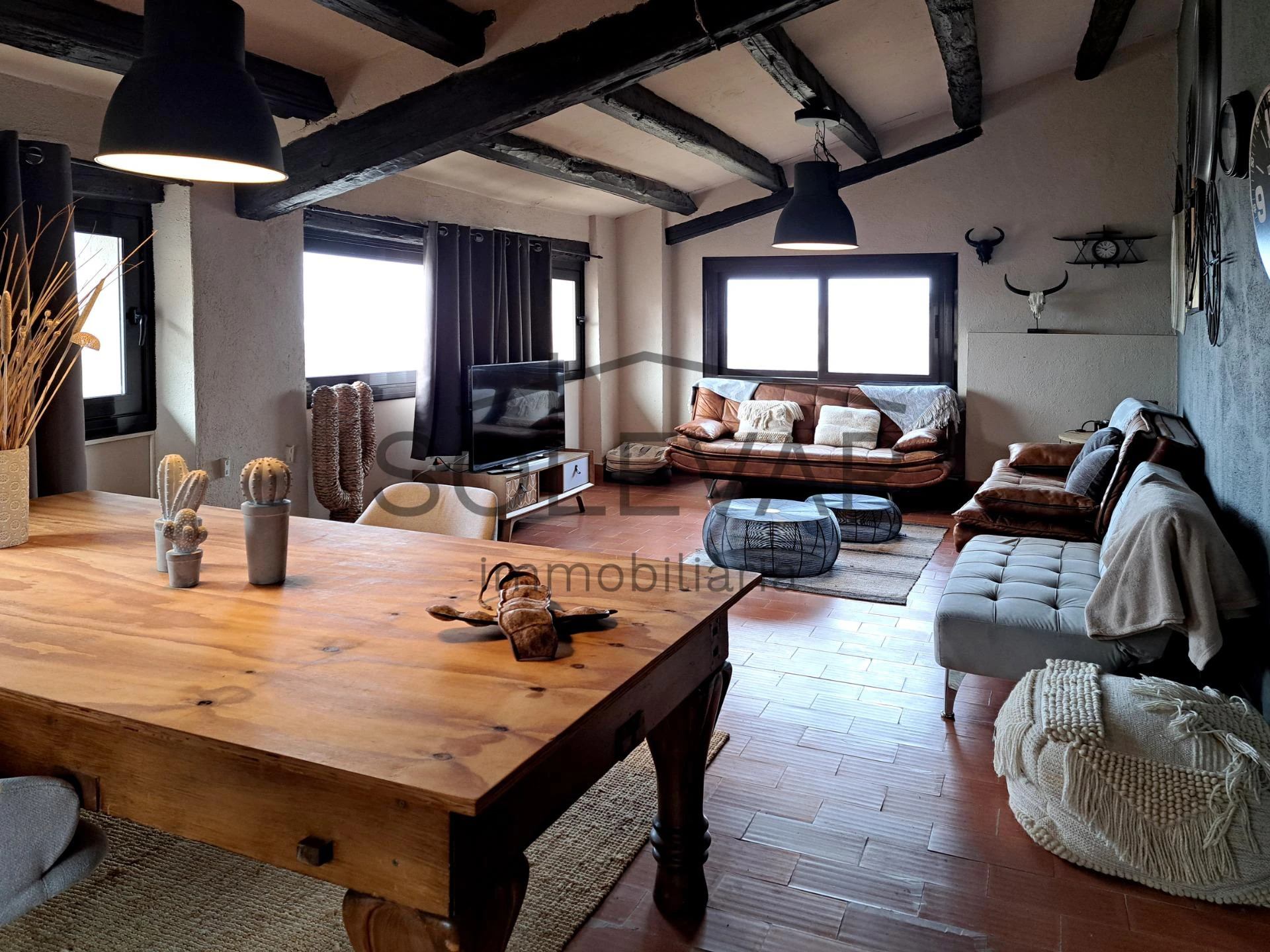 CASA UNIFAMILIAR CON ENCANTO Y AUTOSUFICIENTE EN TALARN