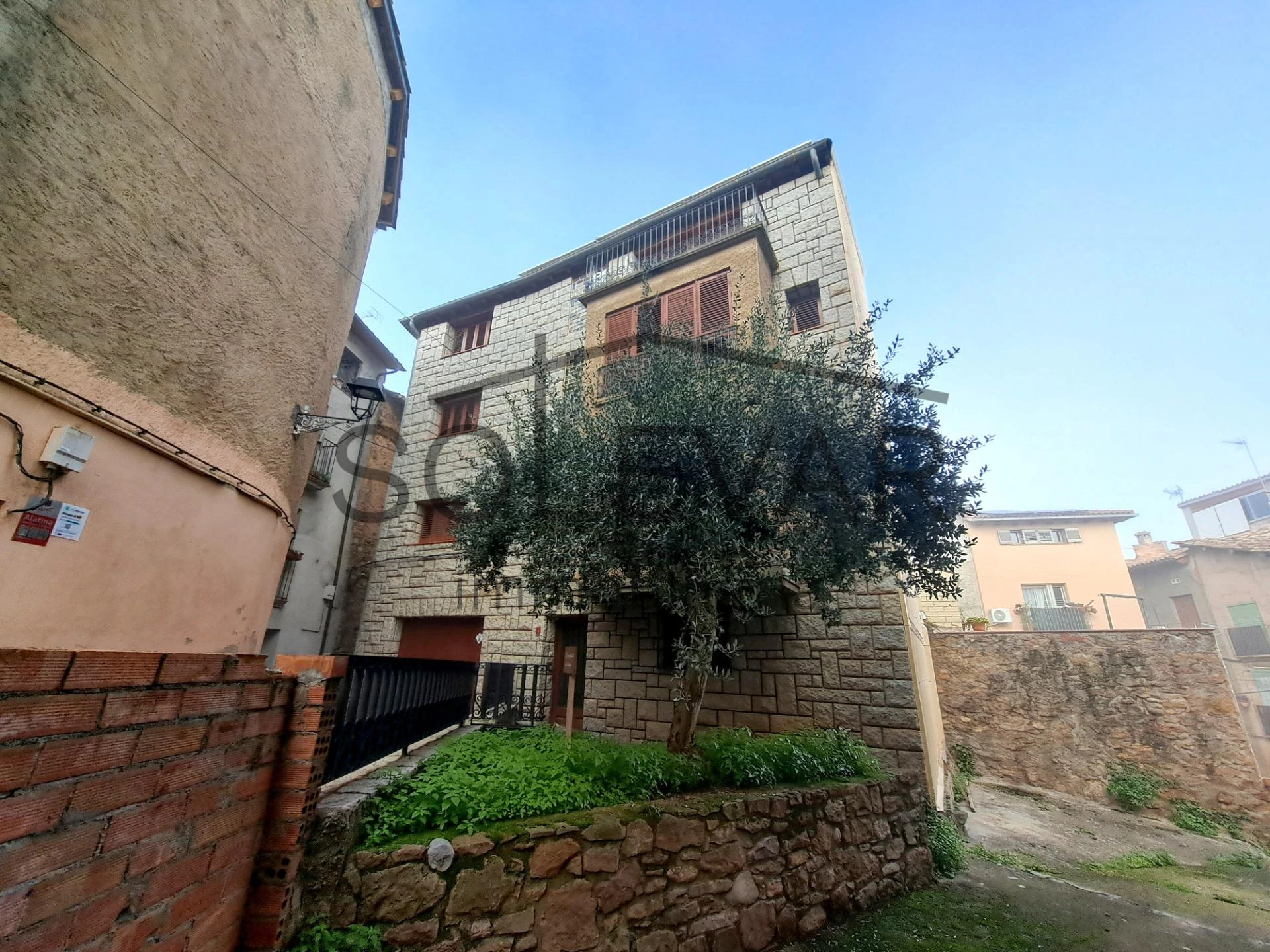 CASA UNIFAMILIAR CON ENCANTO Y AUTOSUFICIENTE EN TALARN