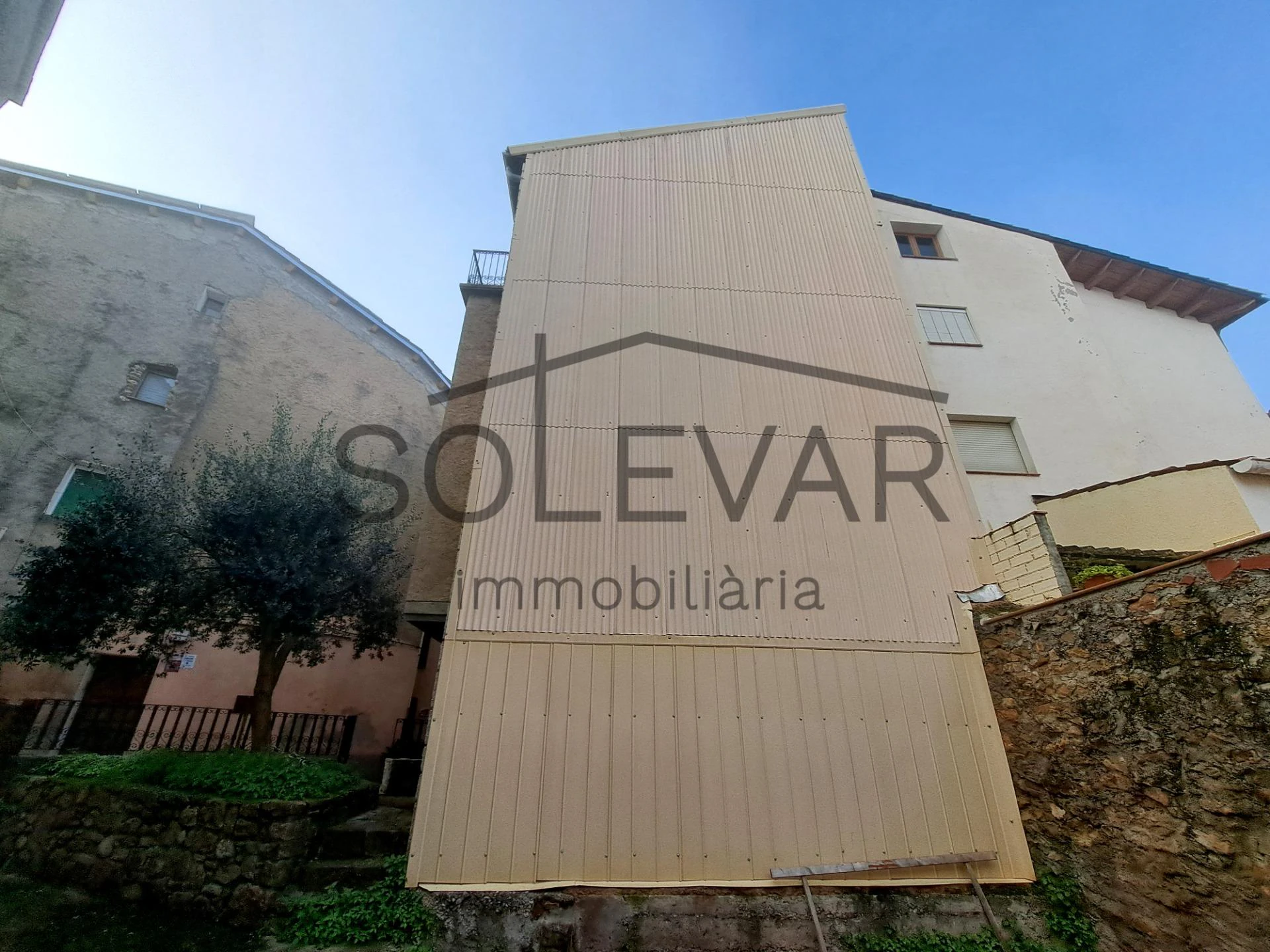 CHARMING AND SELF-SUFFICIENT SINGLE-FAMILY HOUSE IN TALARN