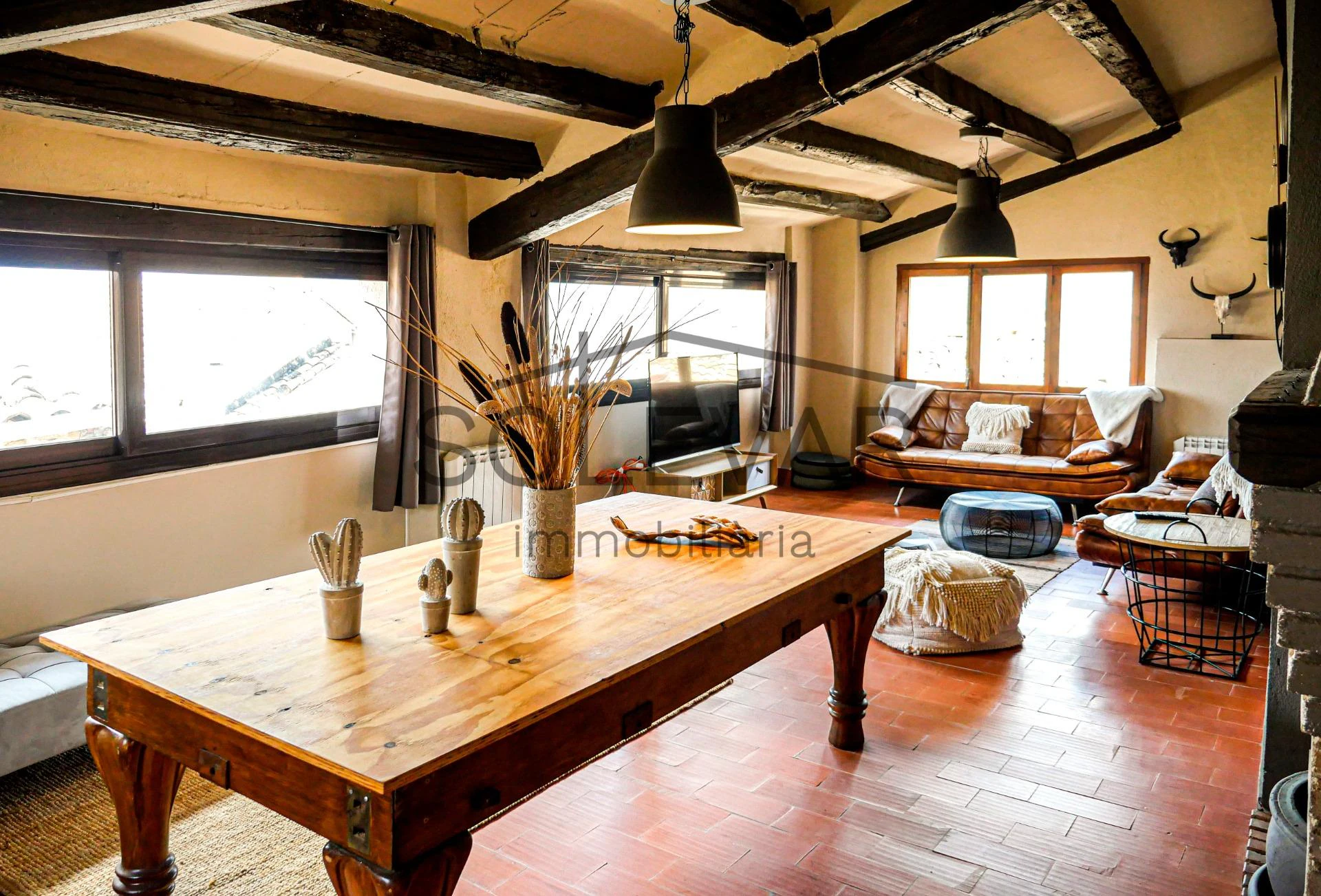 CASA UNIFAMILIAR CON ENCANTO Y AUTOSUFICIENTE EN TALARN