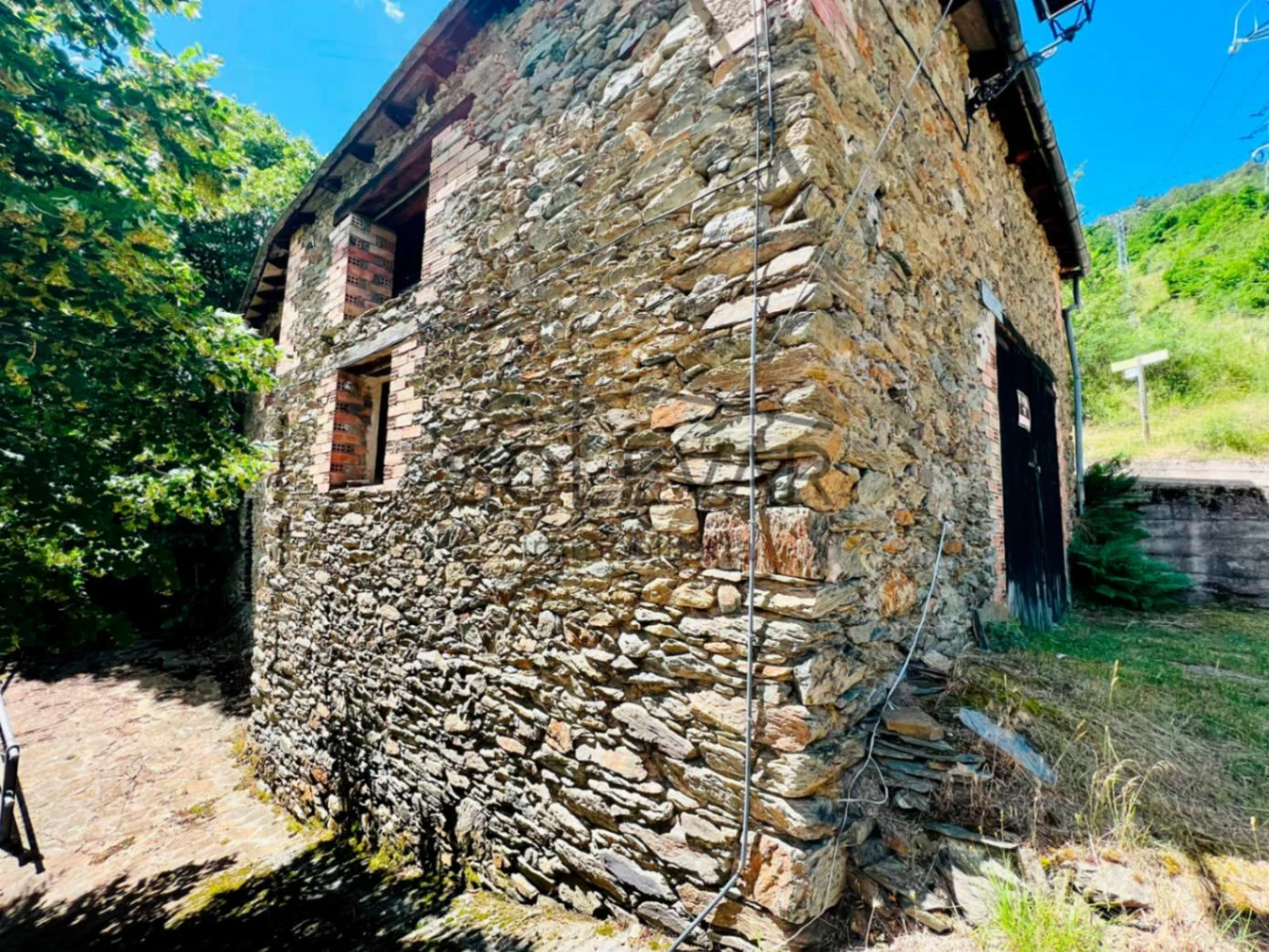 GRAN CASA/PAJAR A REFOMRAR EN MONTENARTRÓ