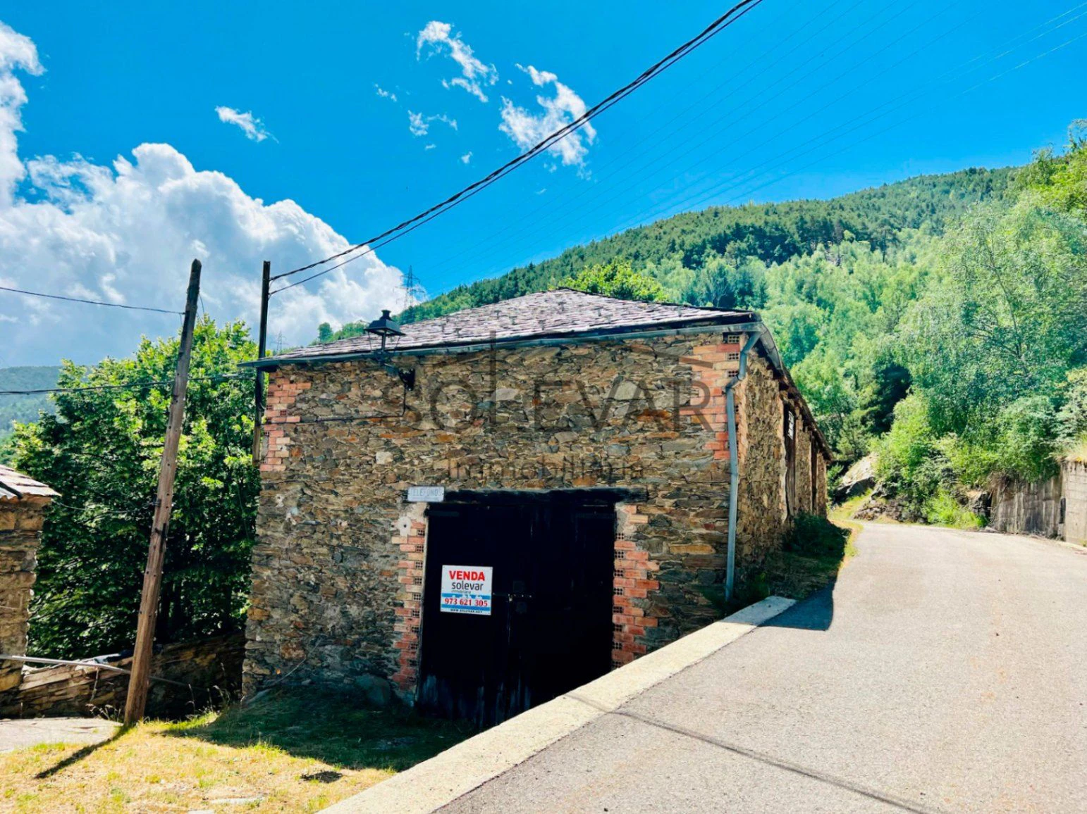 LARGE HOUSE/BARN TO RENOVATE IN MONTENARTRÓ