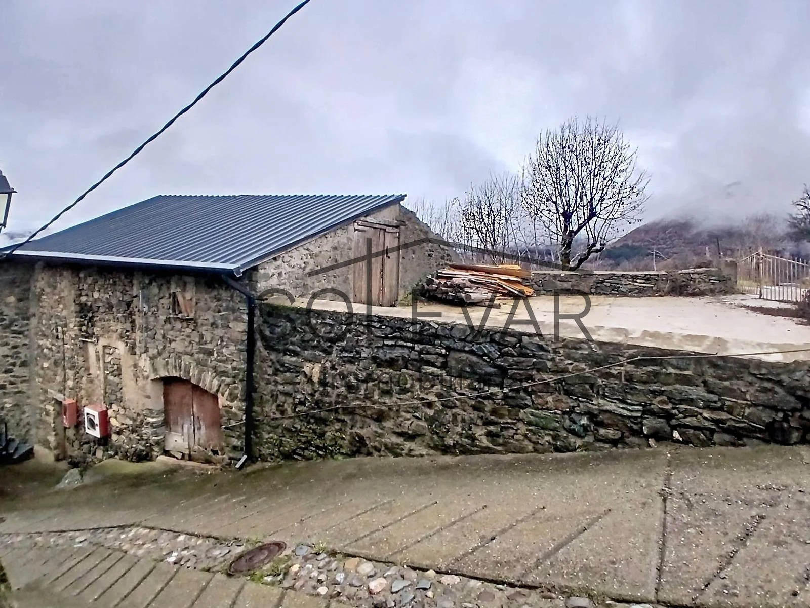 GRAN CASA A REFORMAR CON VISTAS ESPECTACULARES EN MONTROS